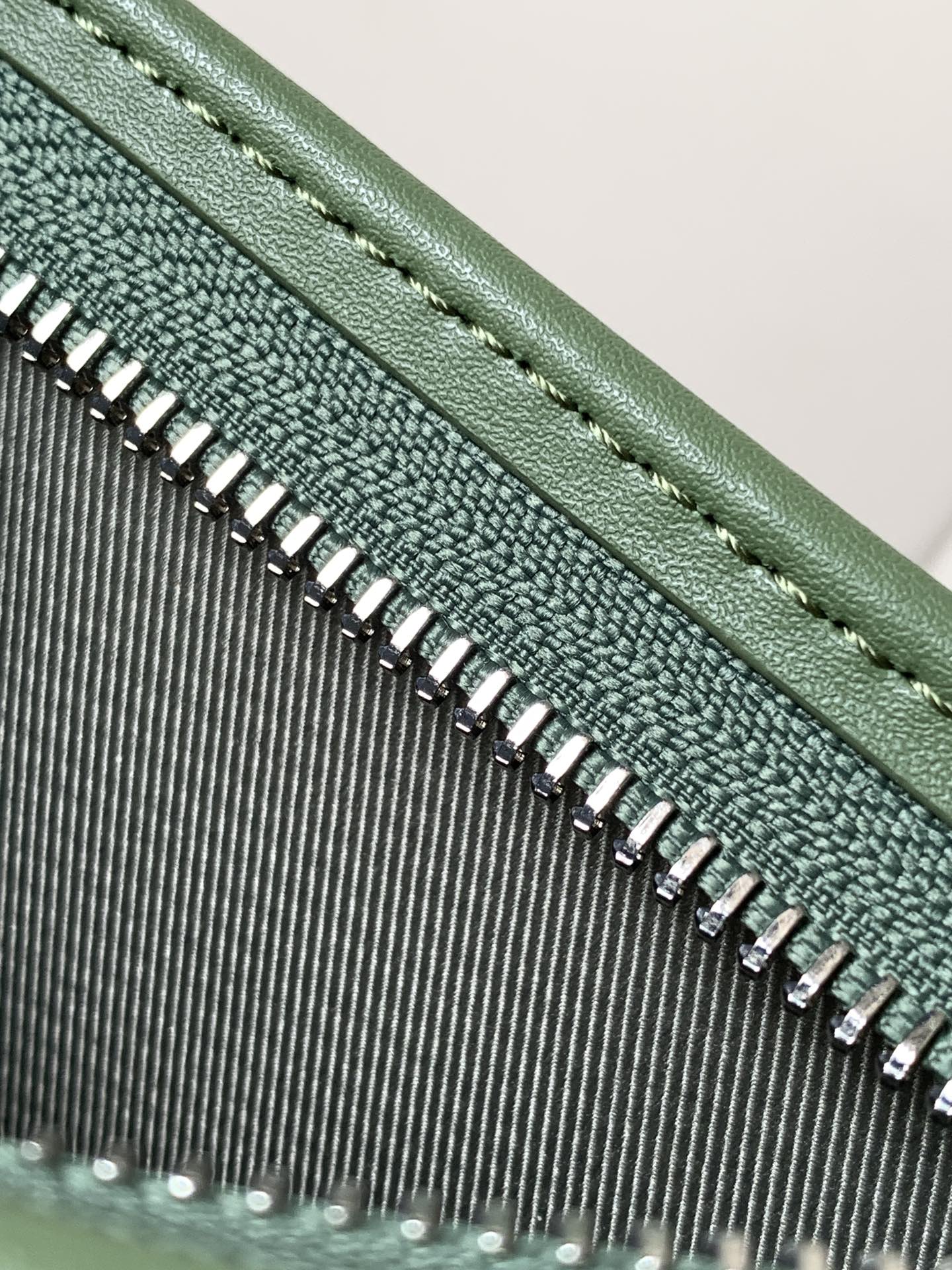 [TOP] Louis Vuitton LV Pochette Voyage Clutch Bag 22*14.5*4.5cm - 2 Colour