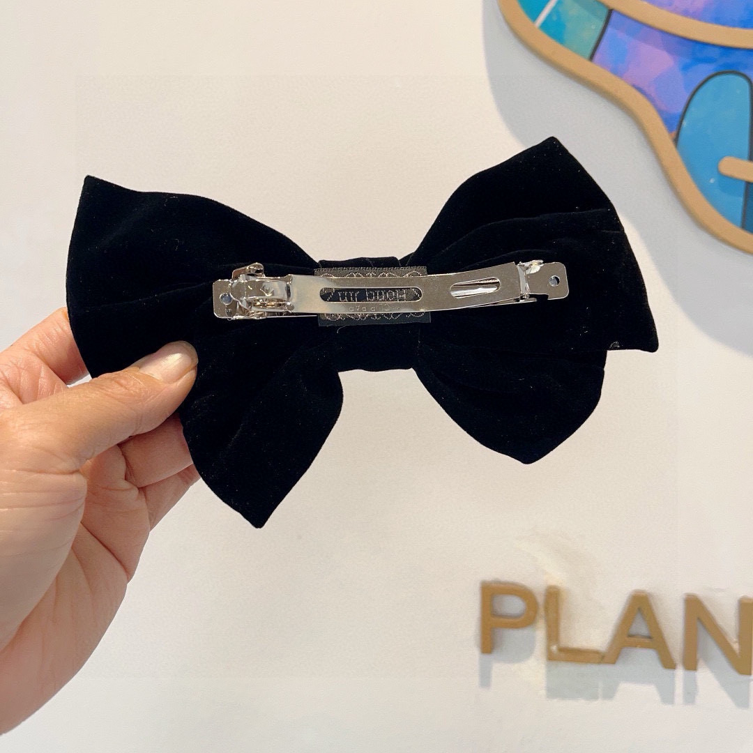 [TOP] LOEWE Letter Bow Hairpin - Black