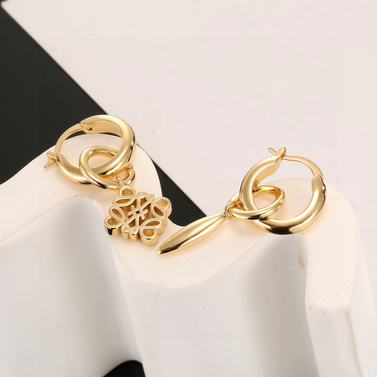 [TOP] LOEWE LOGO Earrings - Gold