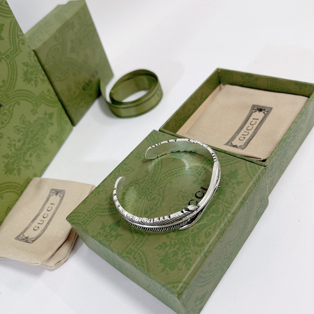 [TOP] GUCCI Feather Cuff Bracelet