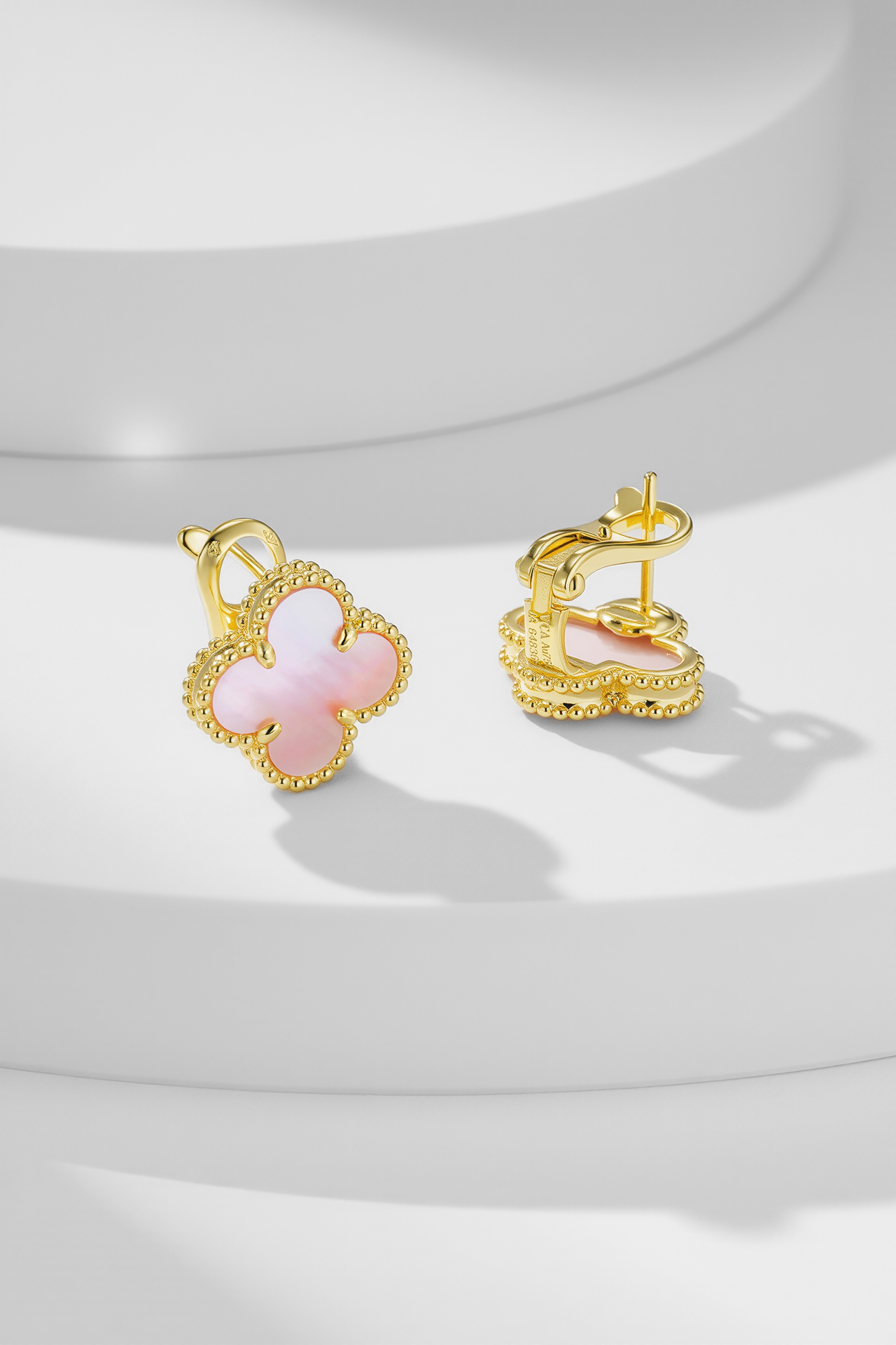 [TOP] Van Cleef & Arpels Earrings - Gold