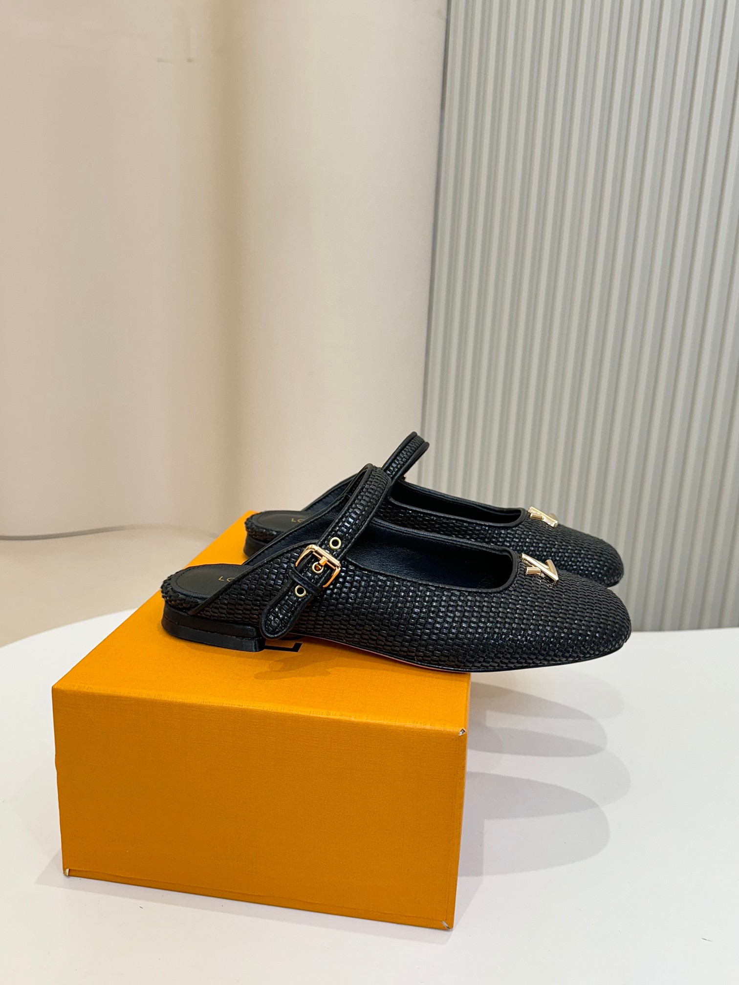 [TOP] Louis Vuitton LV Weaving Slippers - 2 Colour