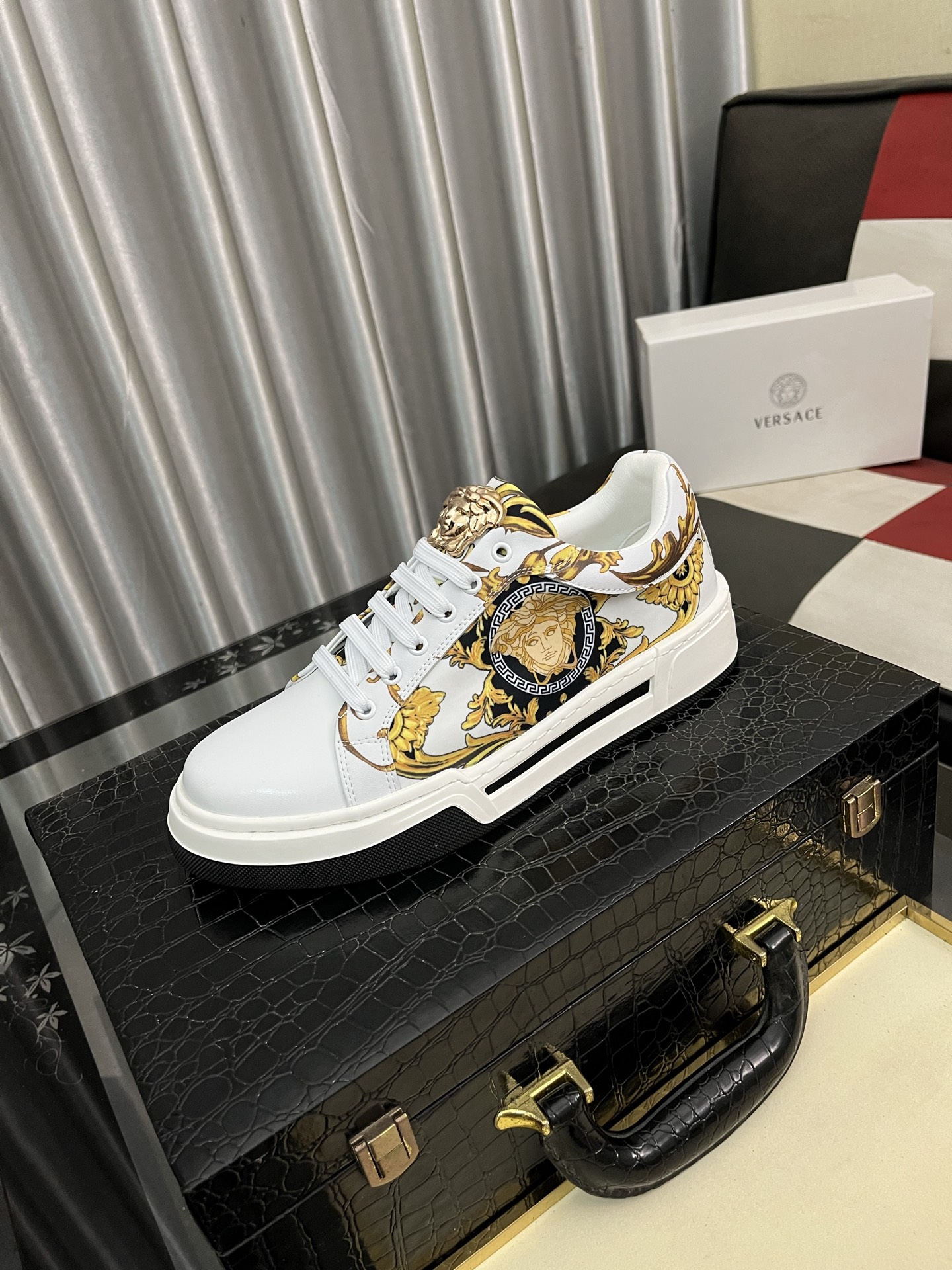 [TOP] VERSACE Men's Sport Shoes - 2 Colors