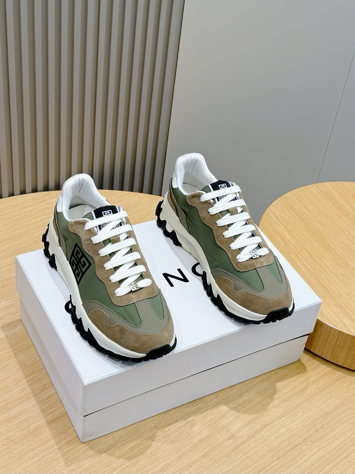 [TOP] GIVENCHY Men's Sports Shoes Cowhide - 3 Colors