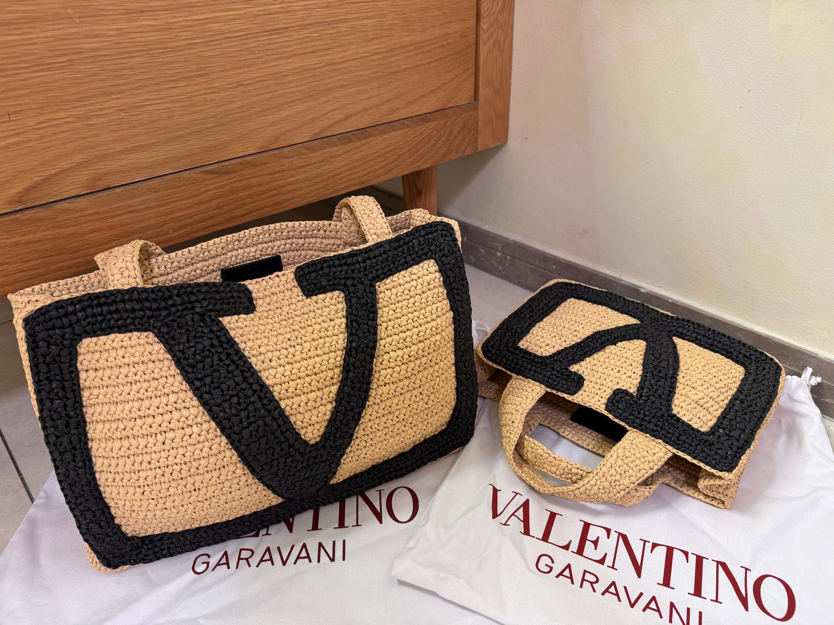 [TOP] VALENTINO Viva Superstar Crochet Raffia Tote Bag 34*24*9 cm/26*18*7 cm - Khaki