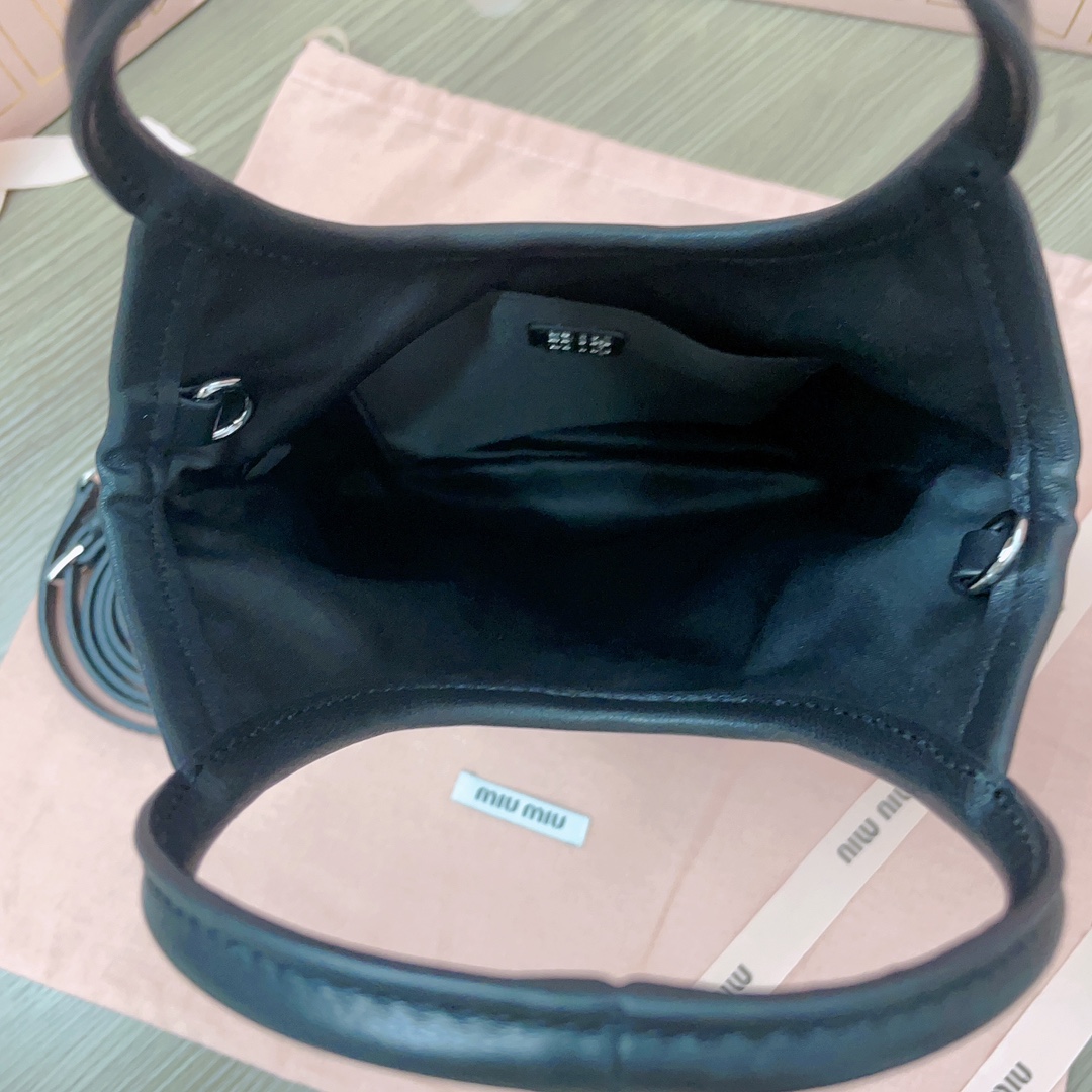 [TOP] Miu Miu Diamond Tote Bag 20 cm X 24 cm -Black