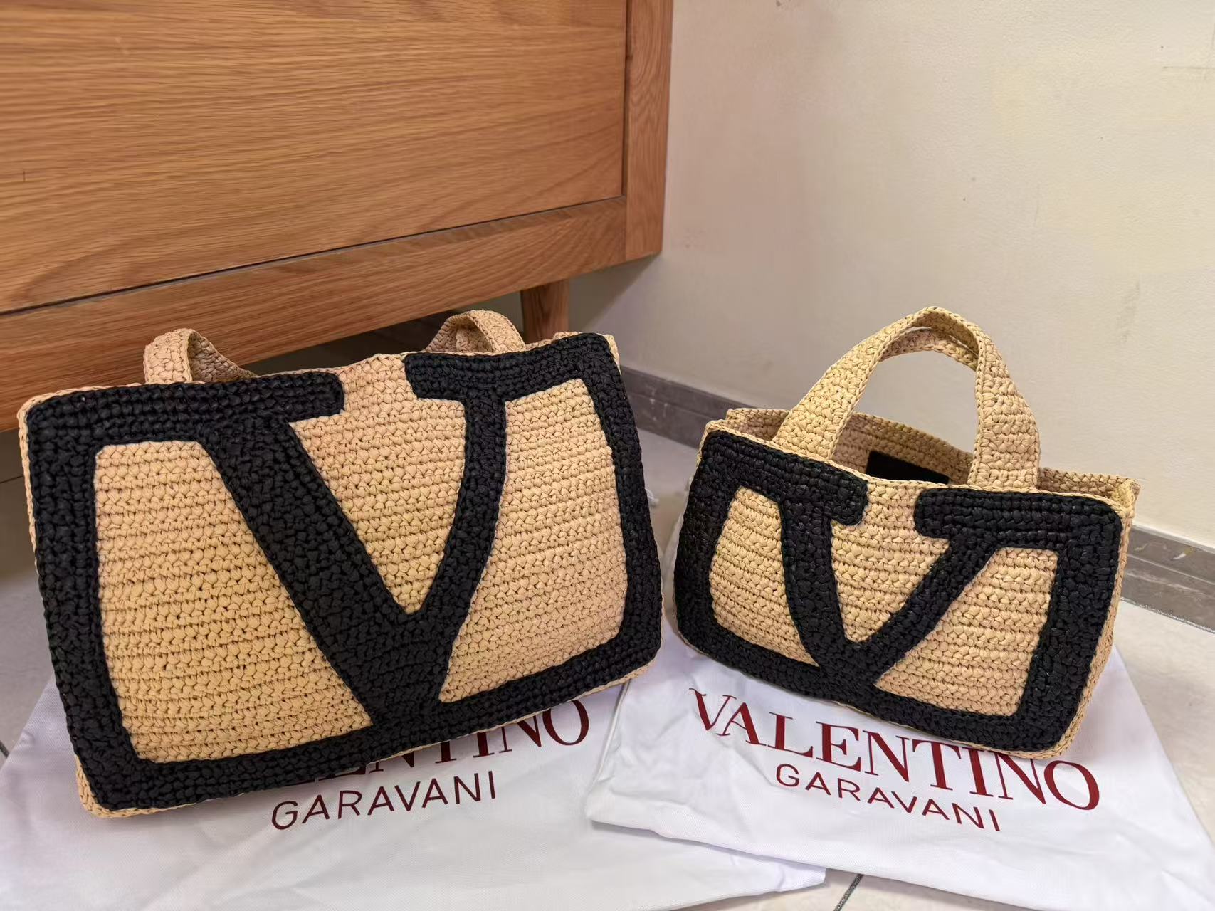 [TOP] VALENTINO Viva Superstar Crochet Raffia Tote Bag 34*24*9 cm/26*18*7 cm - Khaki