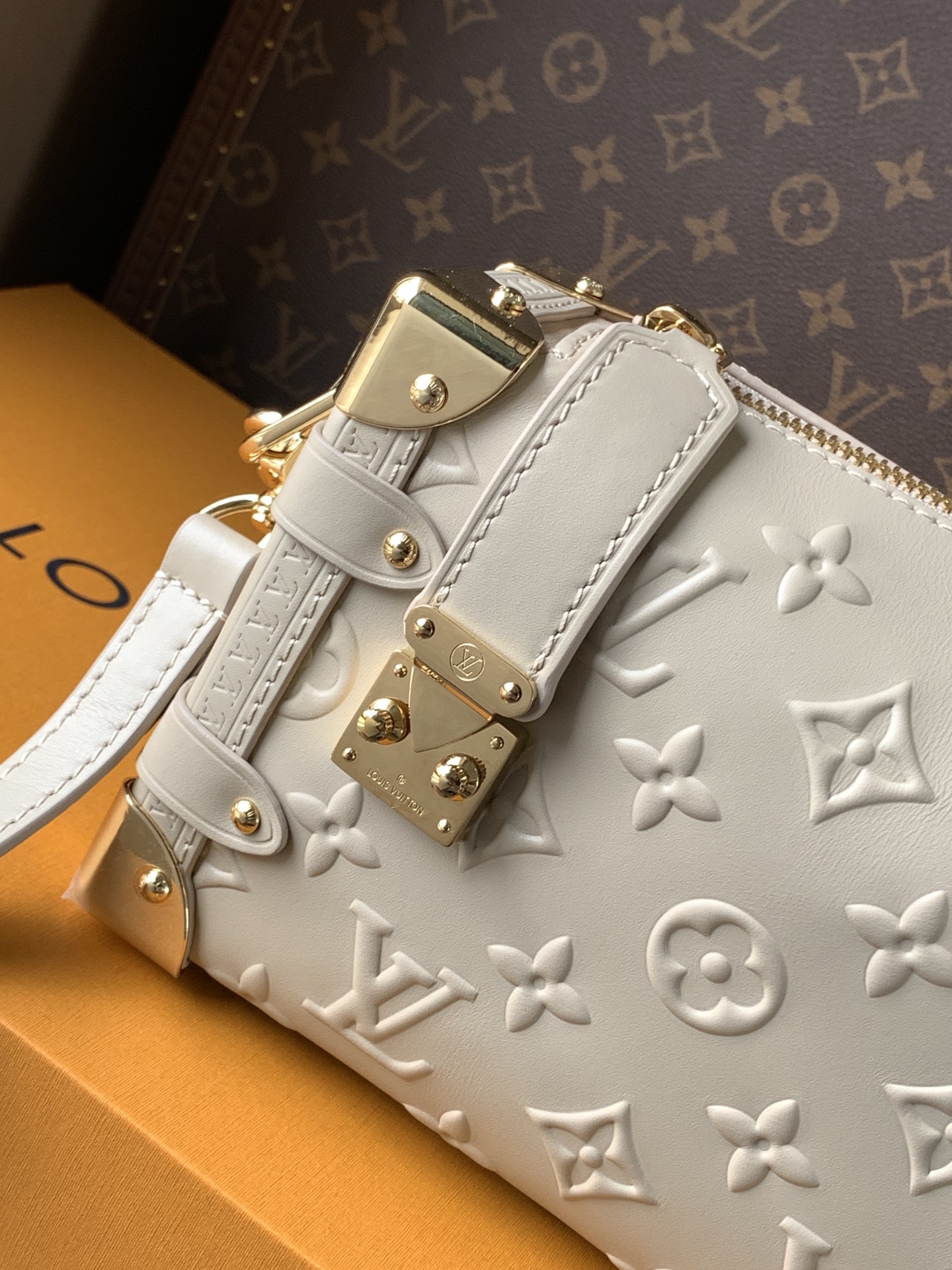 [TOP] Louis Vuitton LV Side Trunk Medium-Sized Handbag 12*7.5*19cm - Beige