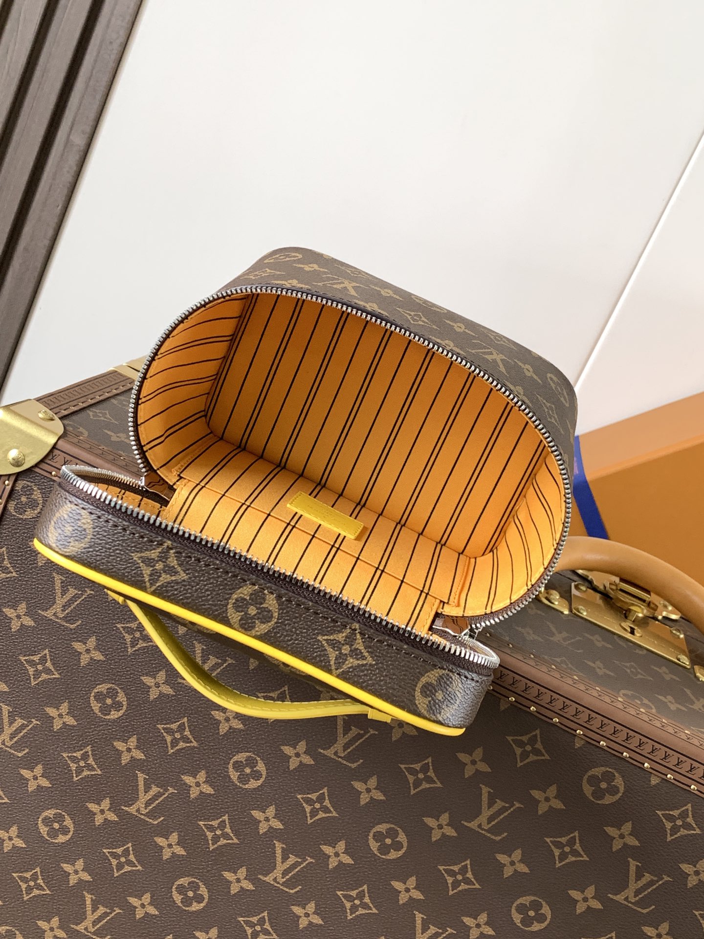 [TOP] Louis Vuitton LV Nice Mini Toiletry Pouch  13.5 x 12 x 20cm - 3 Colour