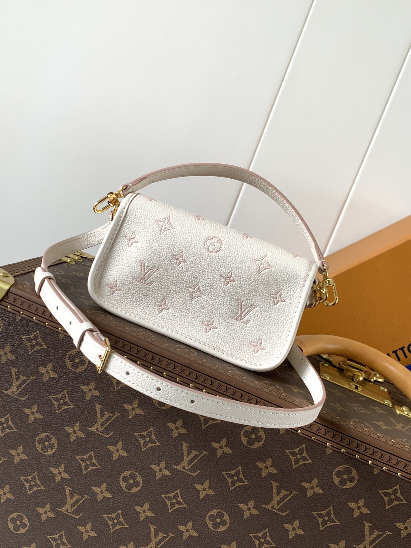 [TOP] Louis Vuitton LV Nano Diane Handbag 19 x 10.5 x 6 cm - White