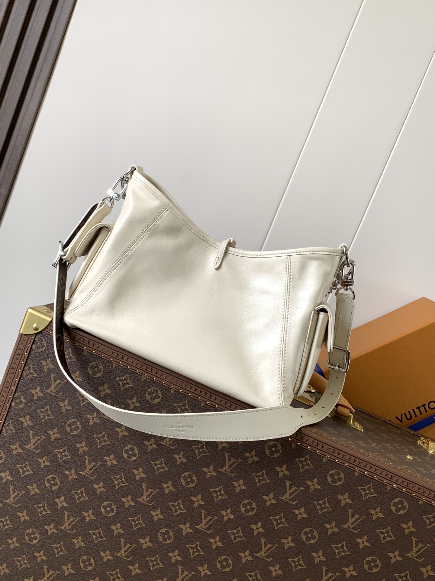 [TOP] Louis Vuitton LV  CarryAll Cargo Small Handbag Sheepskin 23*15*33.5 cm - White
