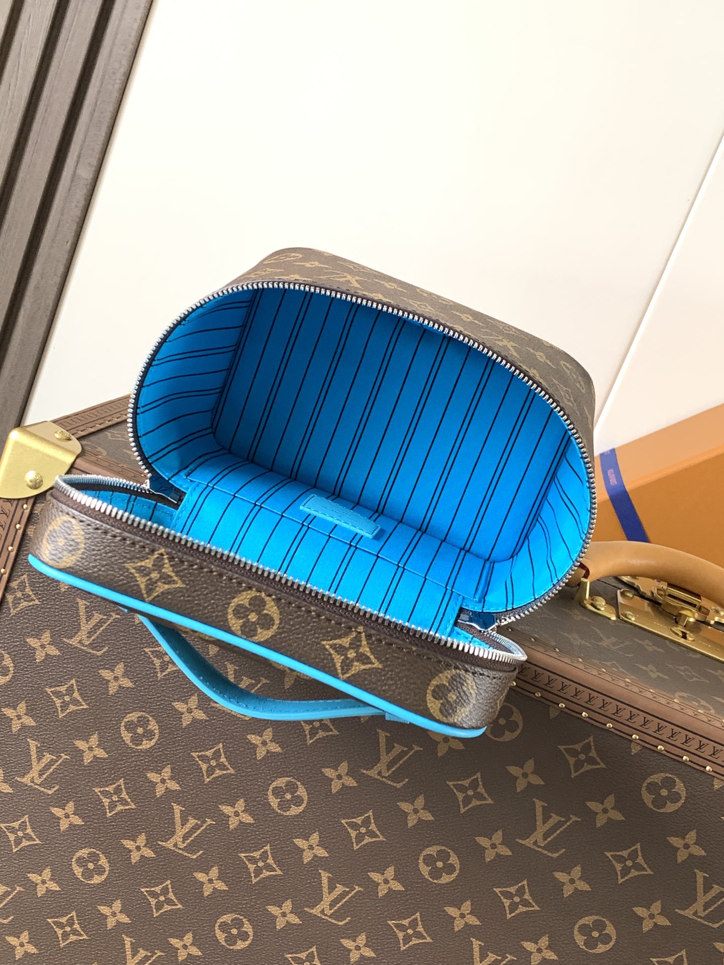 [TOP] Louis Vuitton LV Nice Mini Toiletry Pouch  13.5 x 12 x 20cm - 3 Colour