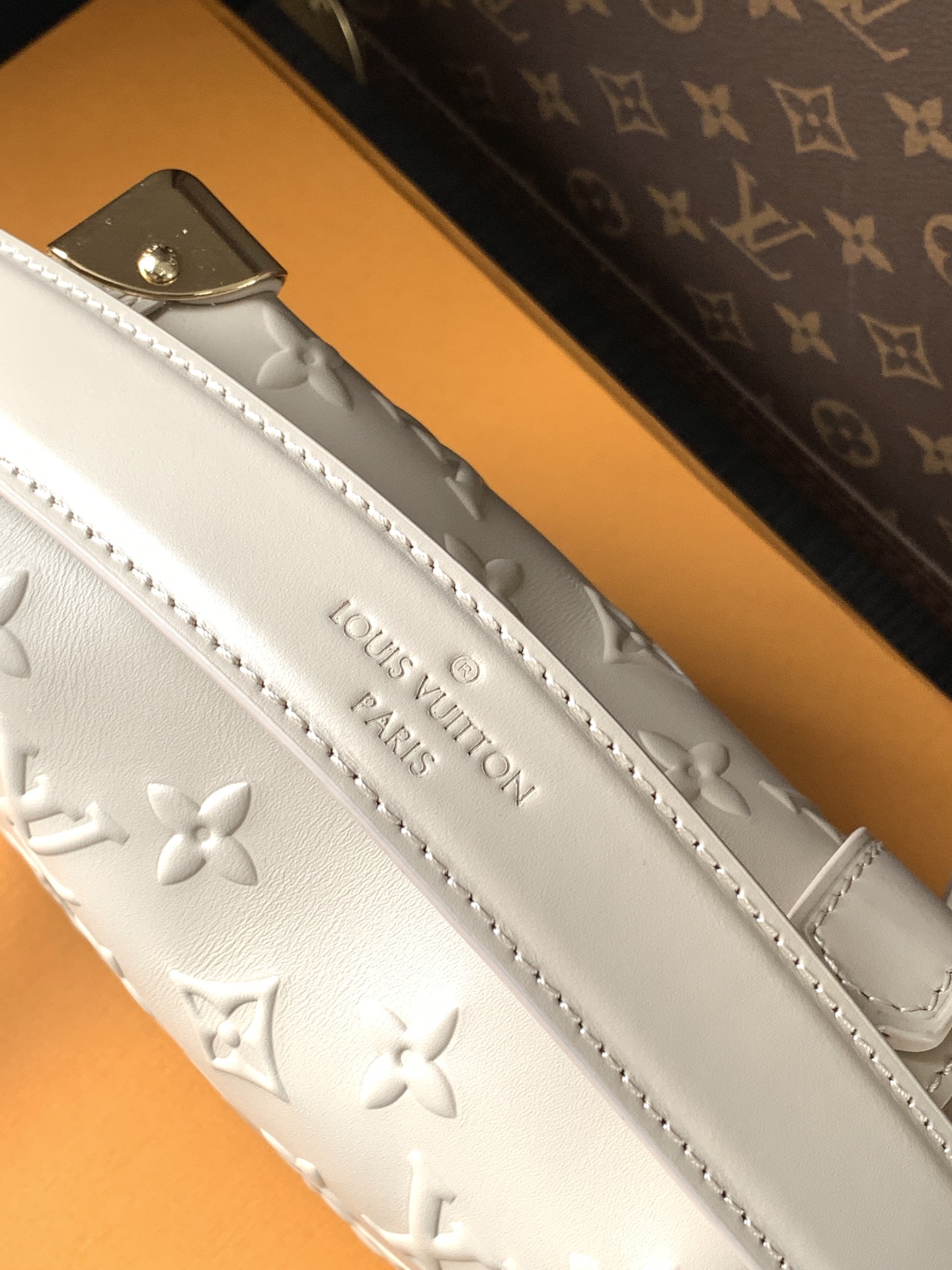 [TOP] Louis Vuitton LV Side Trunk Medium-Sized Handbag 12*7.5*19cm - Beige