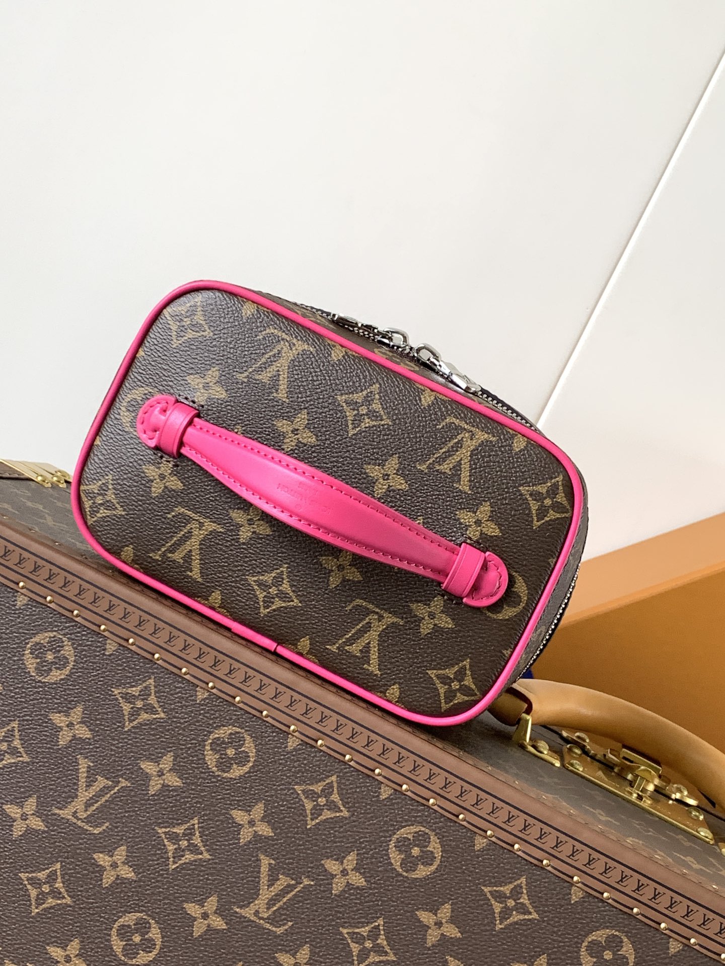 [TOP] Louis Vuitton LV Nice Mini Toiletry Pouch  13.5 x 12 x 20cm - 3 Colour