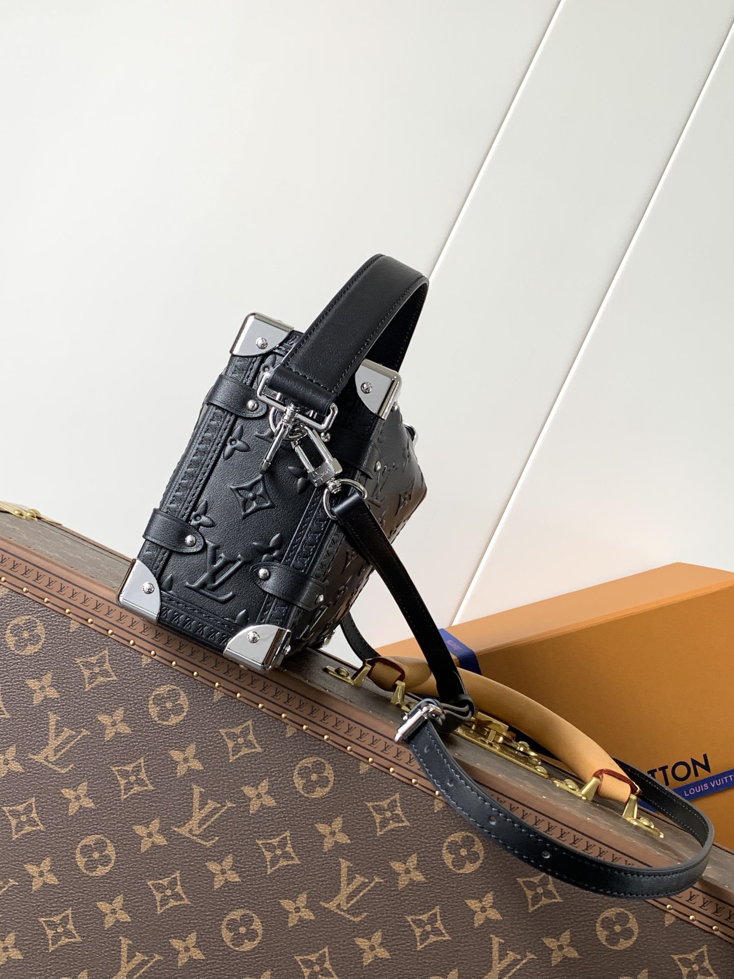 [TOP] Louis Vuitton LV Side Trunk Medium-Sized Handbag 16*8.5*23.5cm - Black