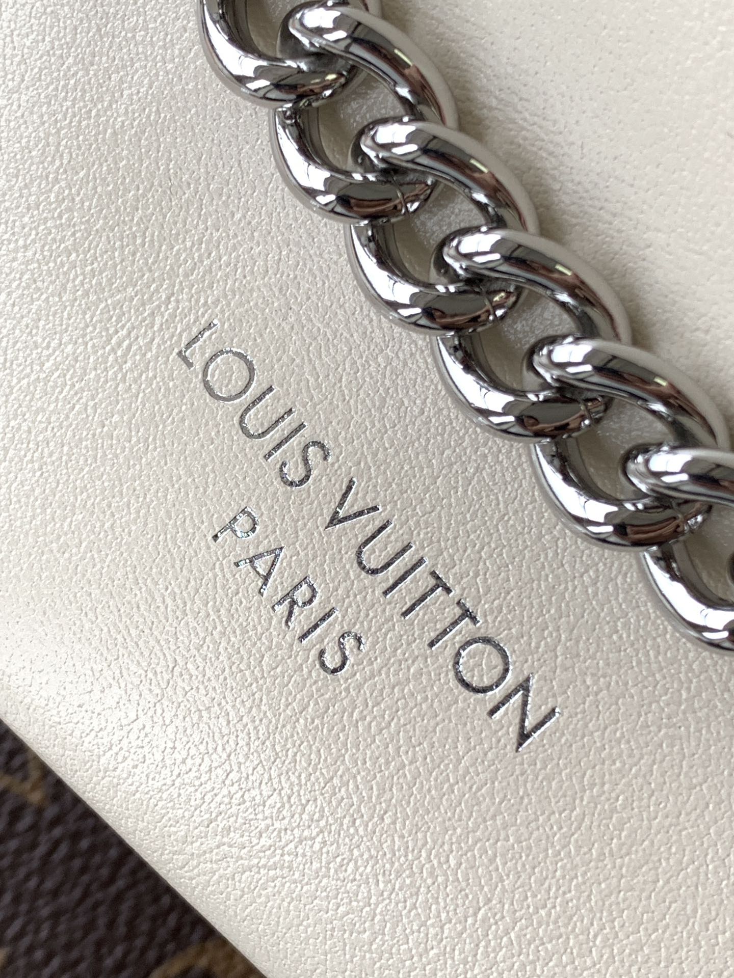[TOP] Louis Vuitton LV  CarryAll Cargo Small Handbag Sheepskin 23*15*33.5 cm - White
