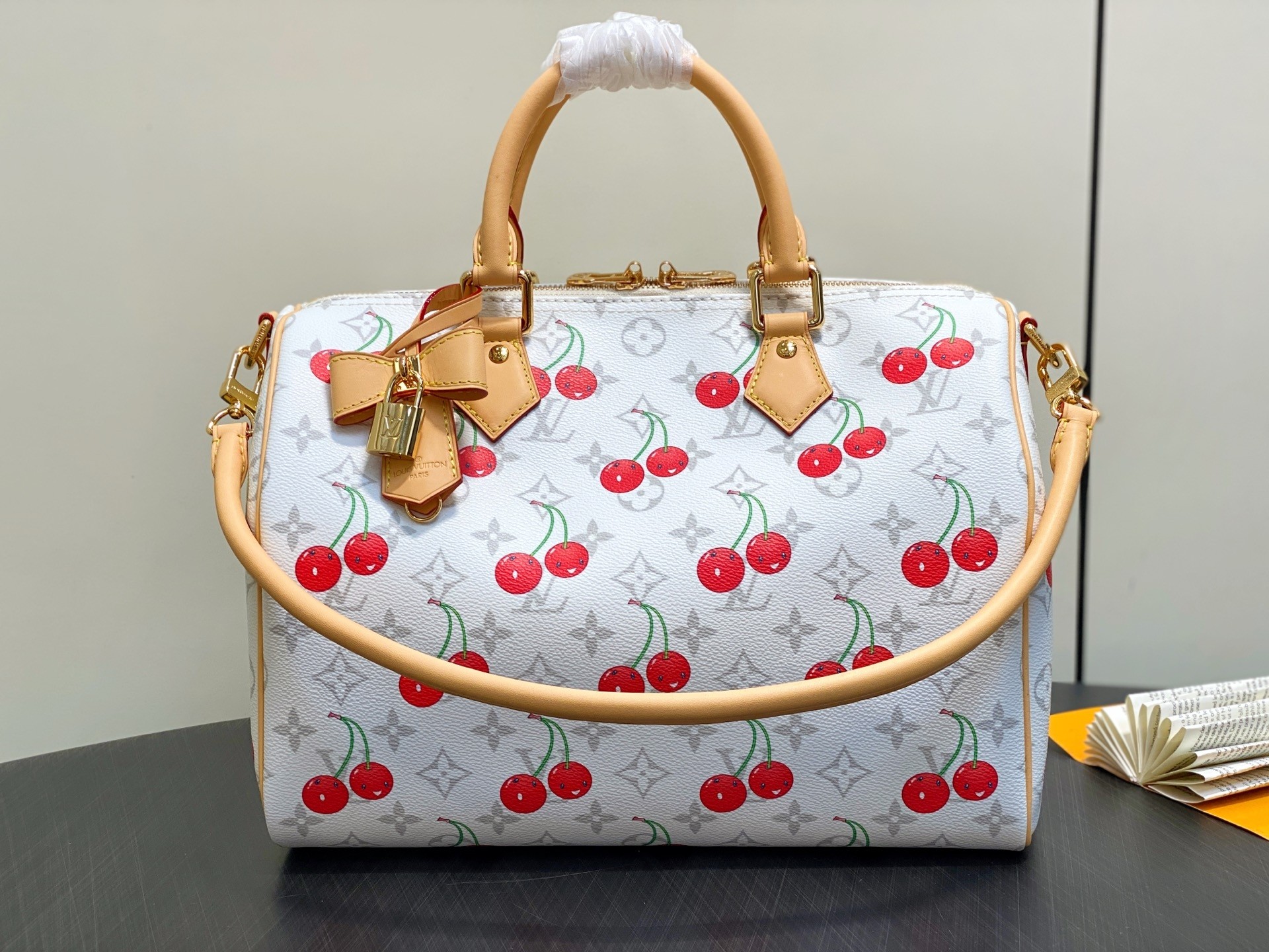 [TOP] Louis Vuitton LV Speedy Soft 30 Bag with Cherry Pattern 30 x 21 x 17cm - White