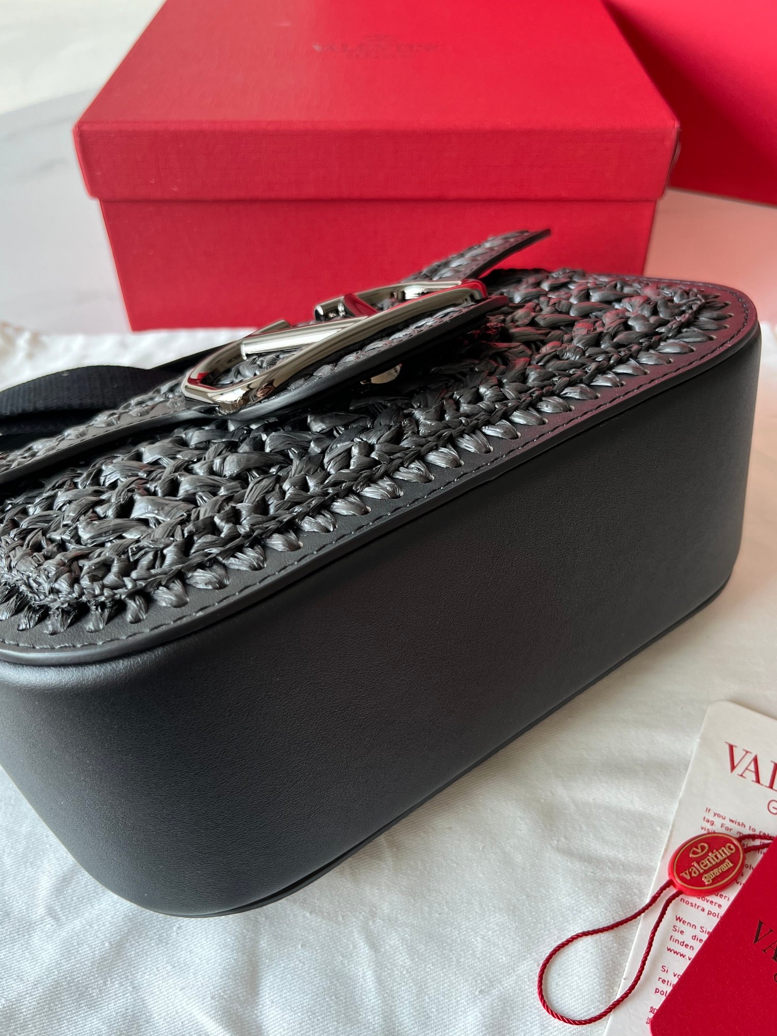 [TOP] VALENTINO Garavani Loco Bag 23.5x18x8cm - Black