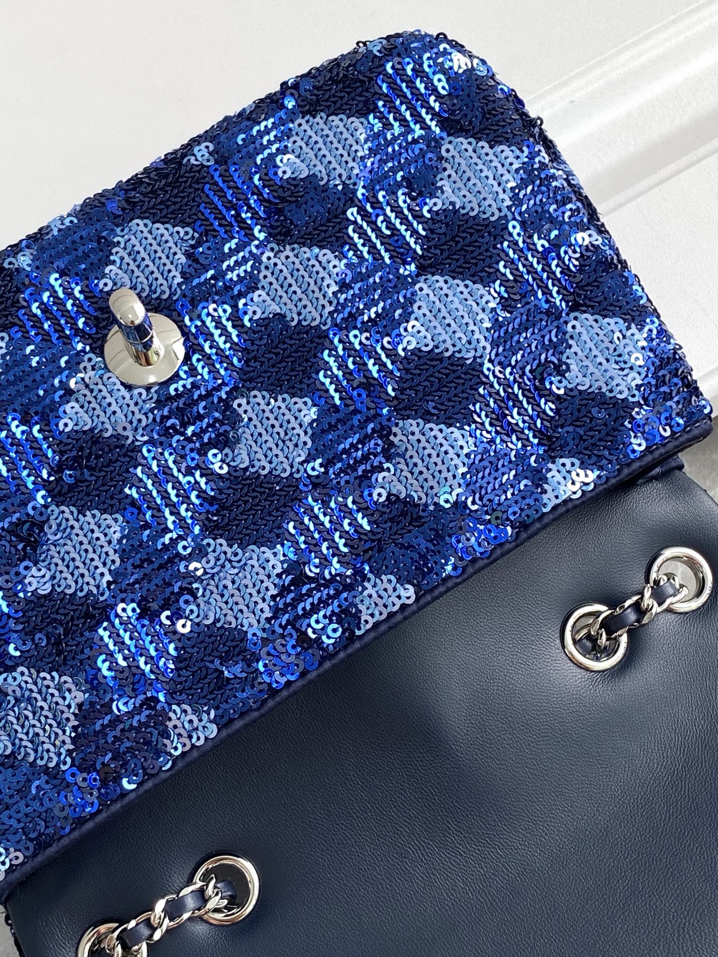 [TOP] CHANEL Sequins Flap Bag 14-21-8 cm - Blue
