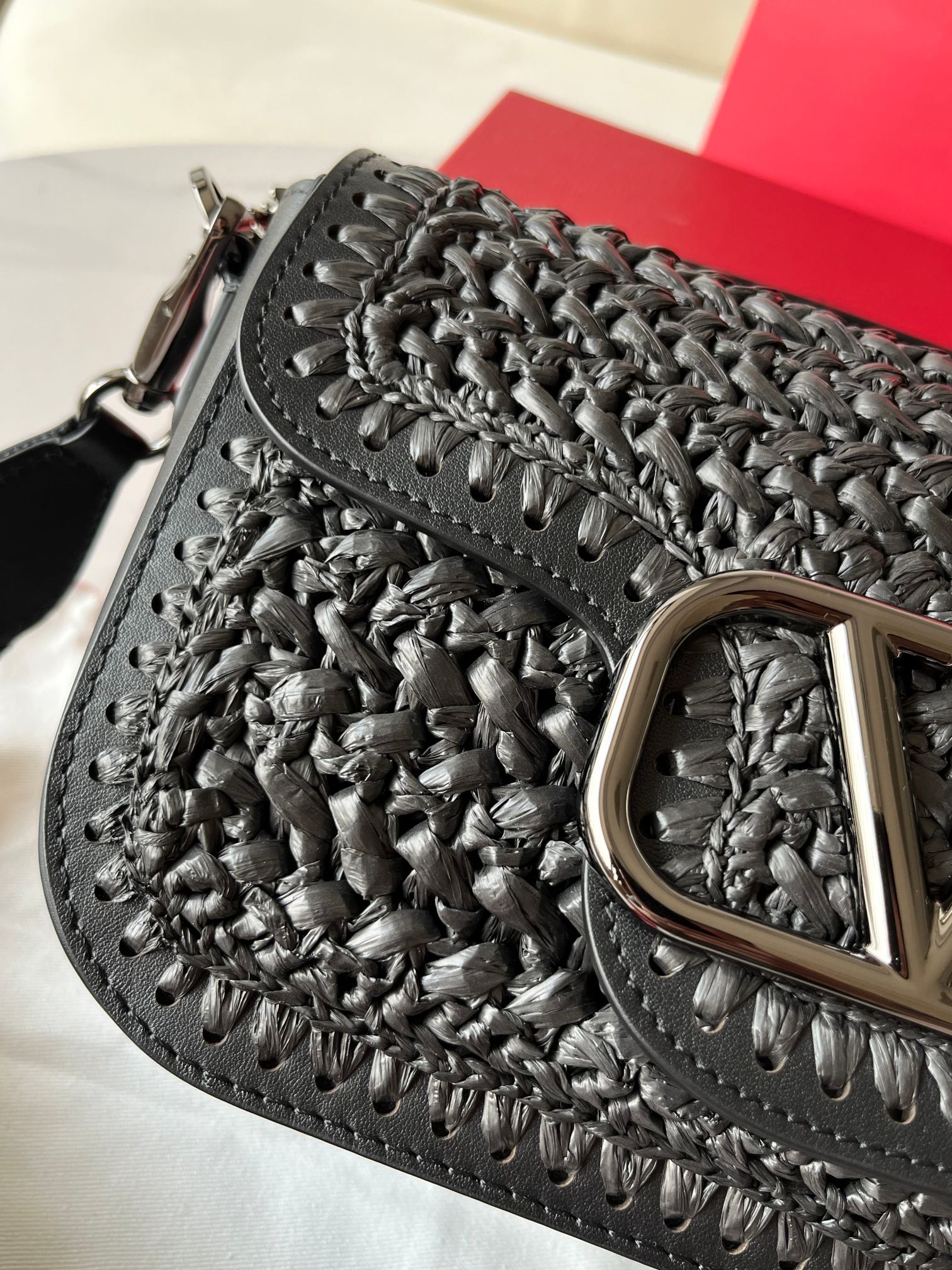 [TOP] VALENTINO Garavani Loco Bag 23.5x18x8cm - Black