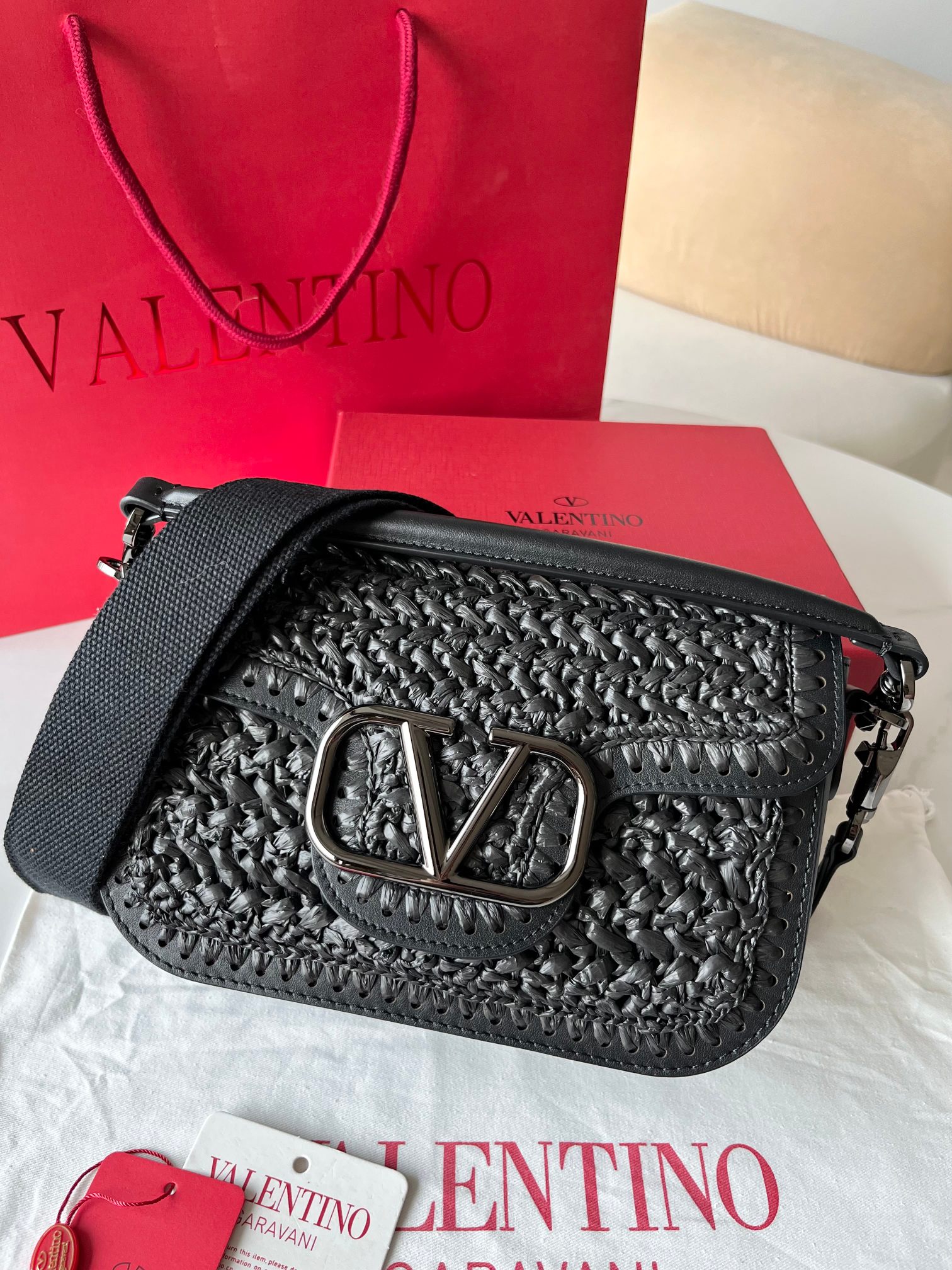 [TOP] VALENTINO Garavani Loco Bag 23.5x18x8cm - Black