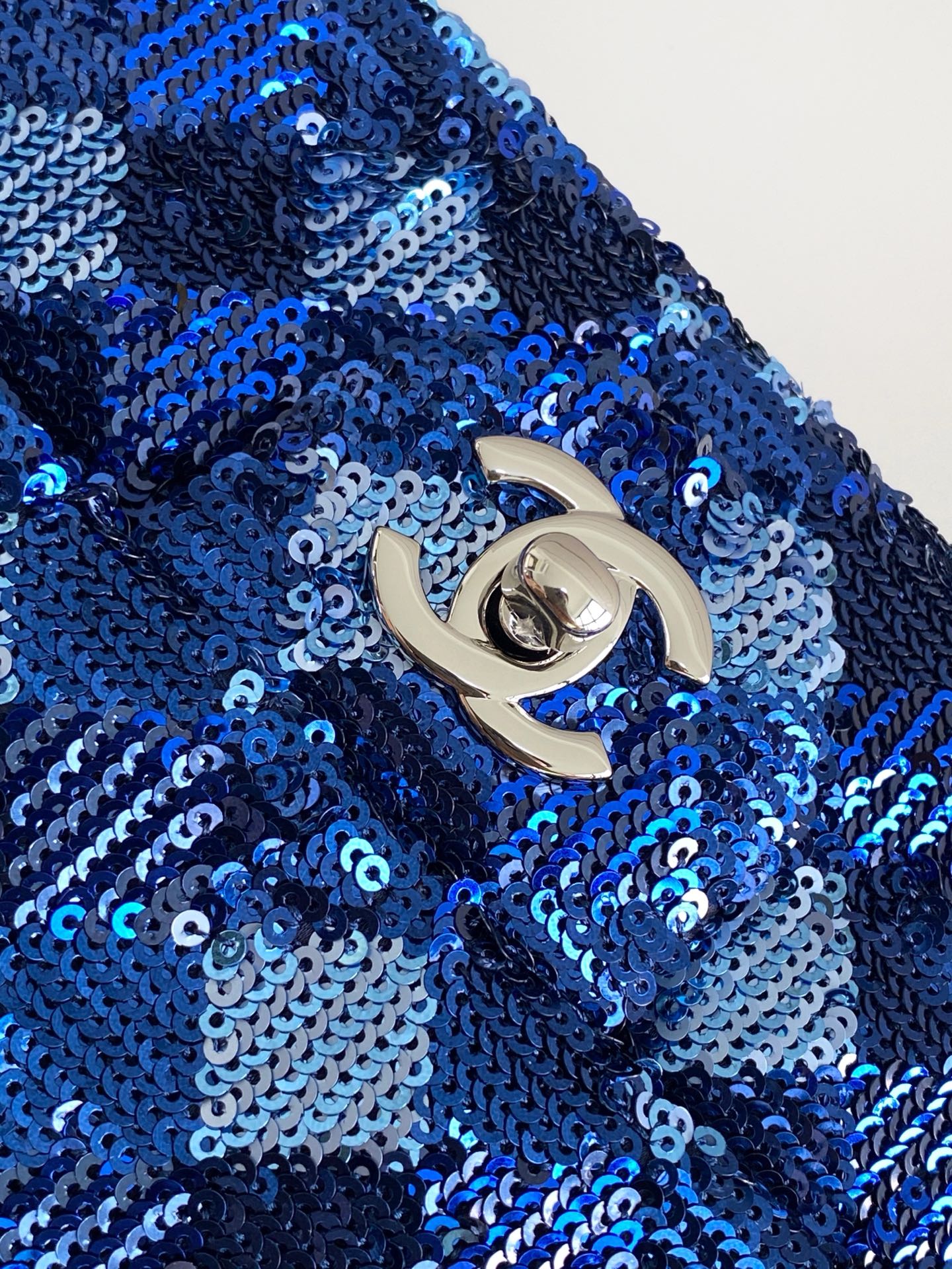 [TOP] CHANEL Sequins Flap Bag 14-21-8 cm - Blue