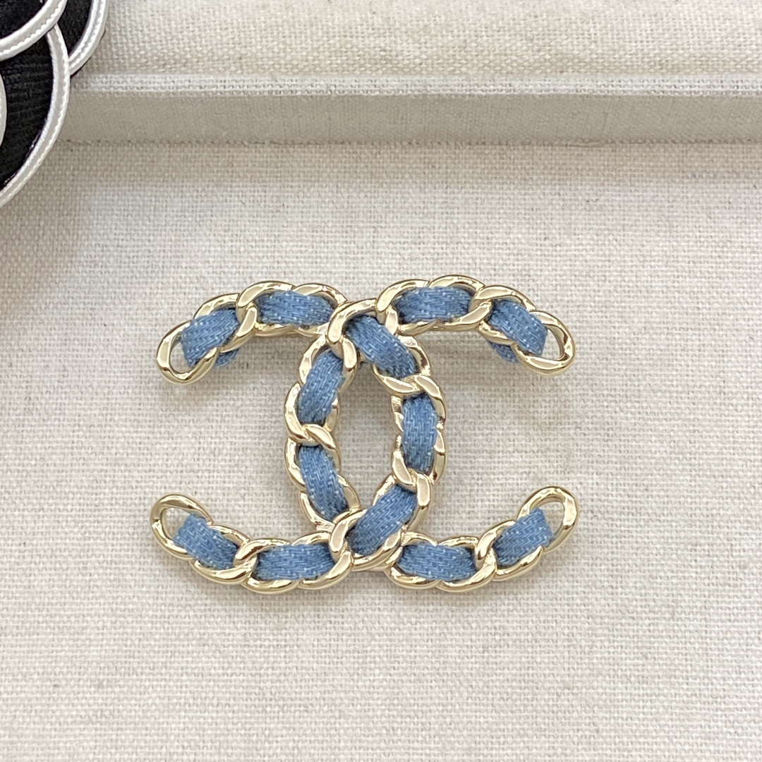 [TOP] CHANEL Brooch - Gold & Blue