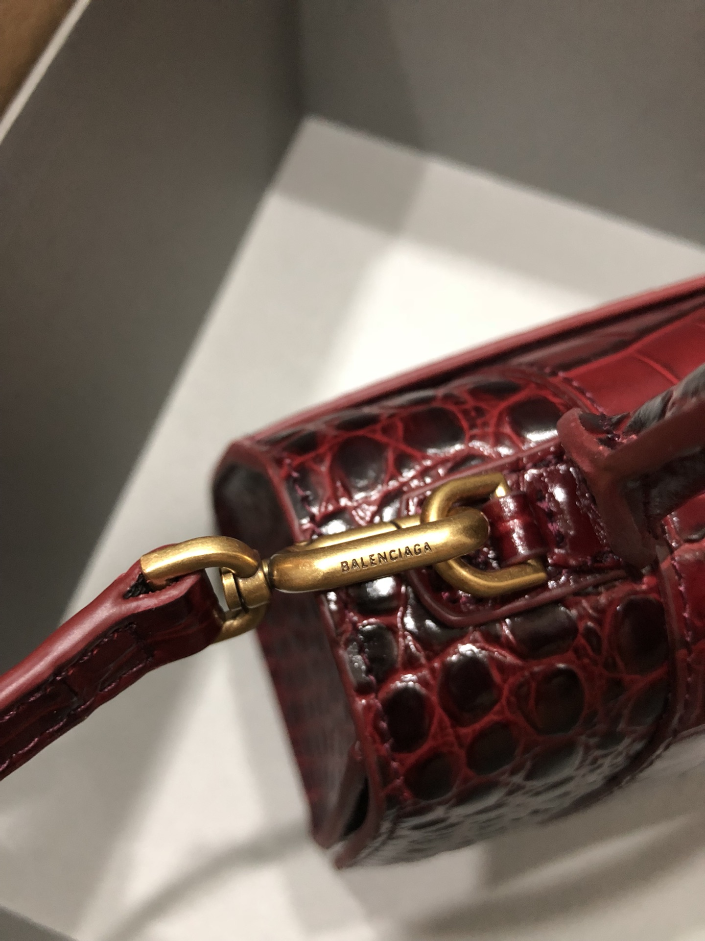 [TOP] BALENCIAGA Crocodile-Print Hourglass Bag 19/23cm - Claret