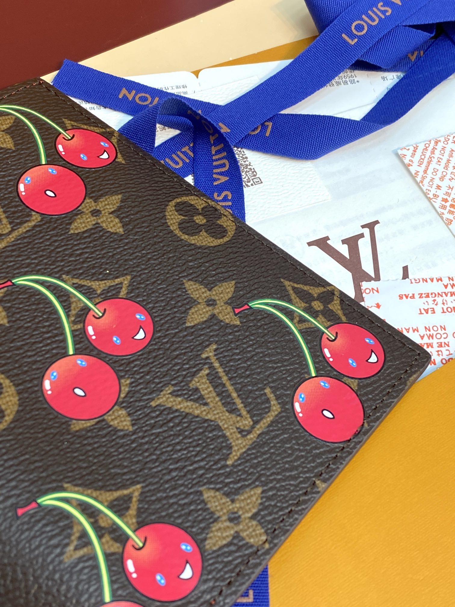 [TOP] Louis Vuitton LV Passport Holder Monogram with Cherry Pattern 14x2.5x10cm - Brown