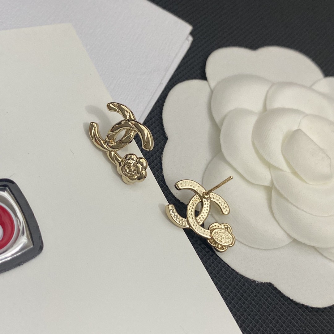 [TOP] CHANEL Earrings - Gold