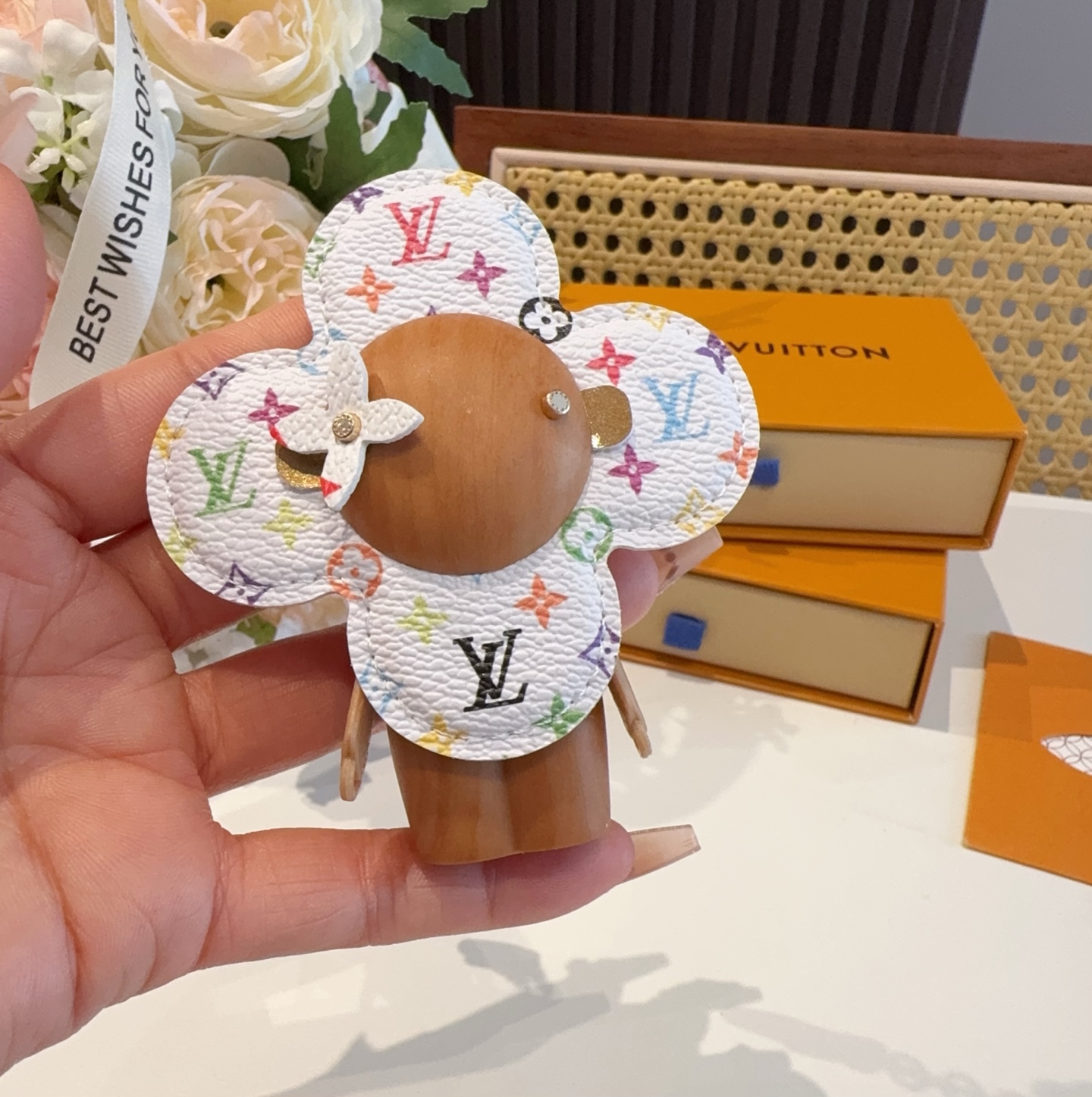 [TOP] Louis Vuitton LV Sunflower Keychain - White