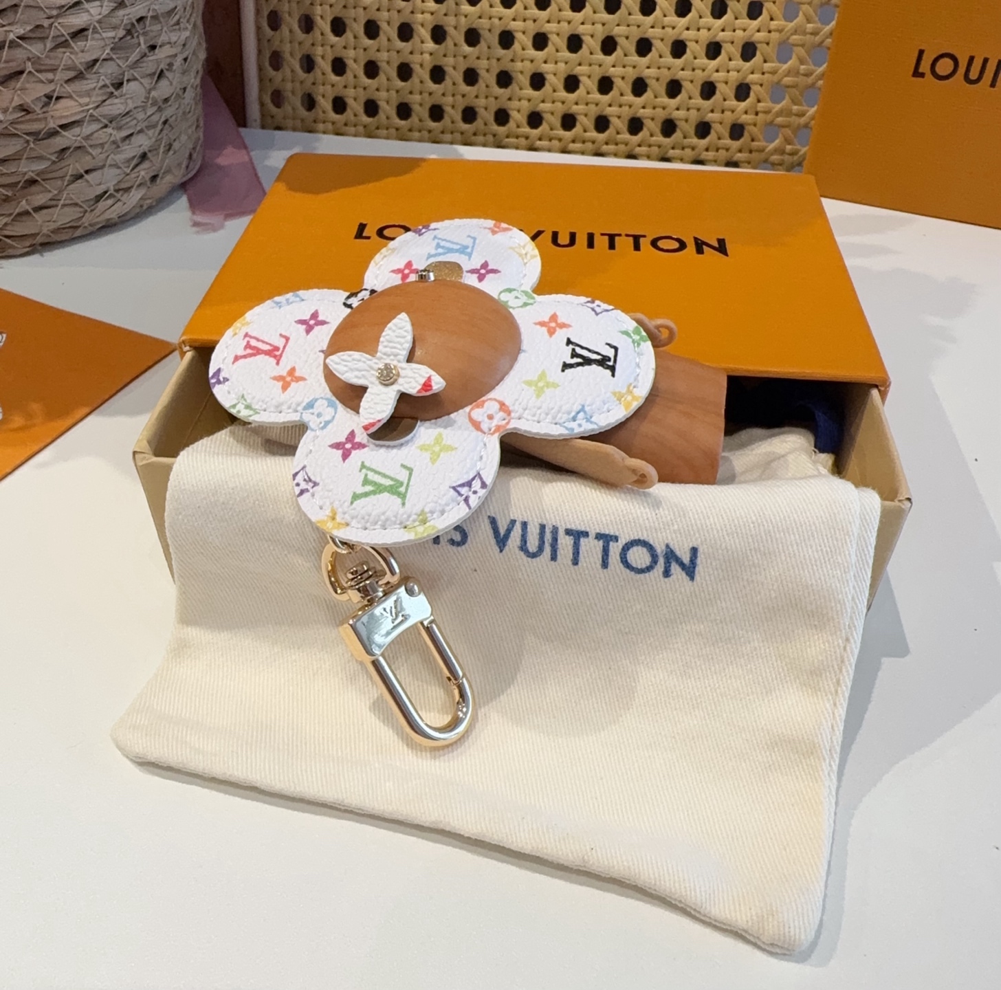[TOP] Louis Vuitton LV Sunflower Keychain - White