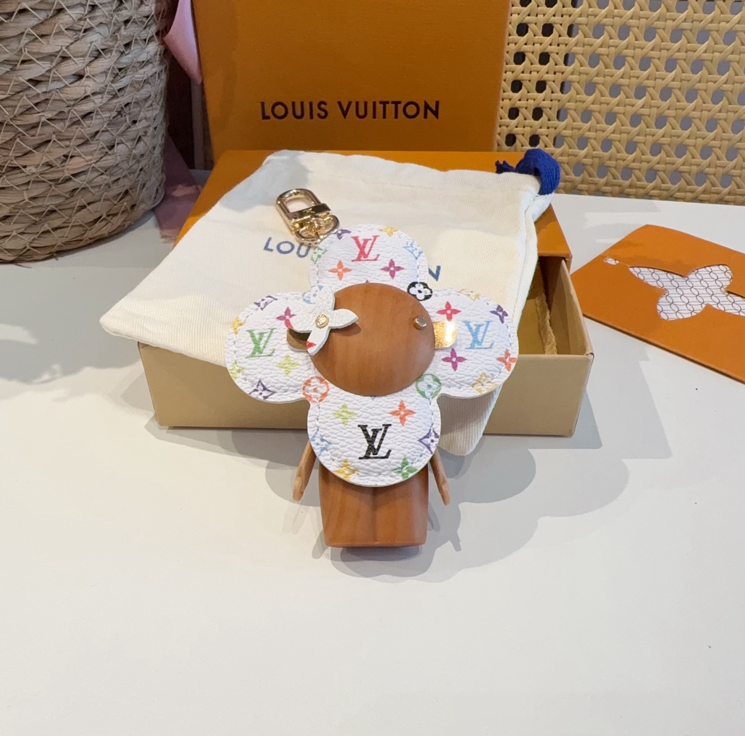 [TOP] Louis Vuitton LV Sunflower Keychain - White