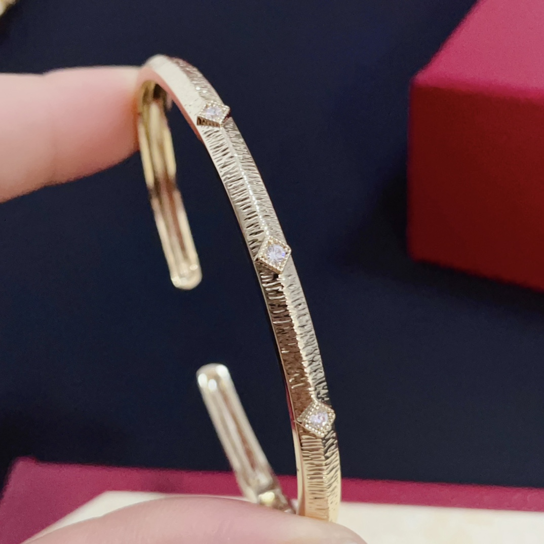 [TOP] Cartier Open Bracelet - Gold