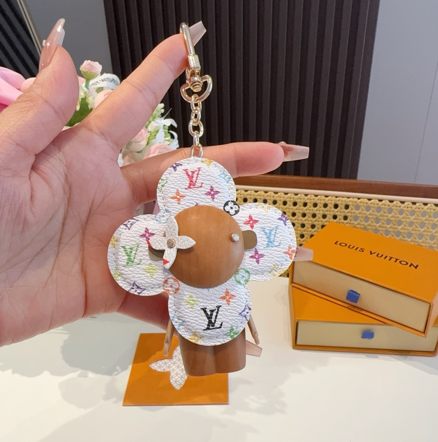 [TOP] Louis Vuitton LV Sunflower Keychain - White