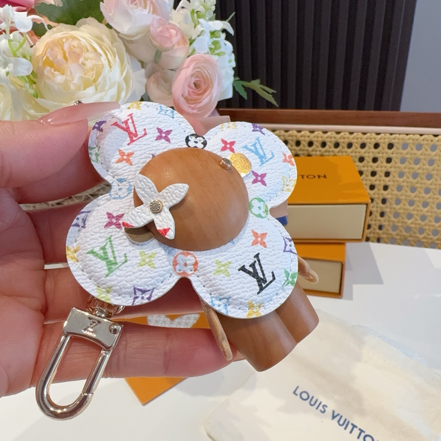 [TOP] Louis Vuitton LV Sunflower Keychain - White