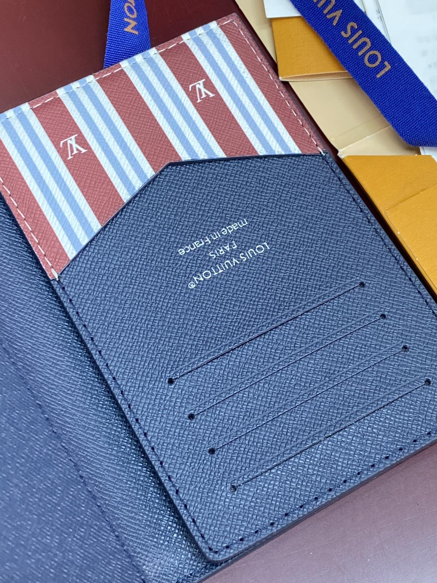 [TOP] Louis Vuitton LV Passport Holder in Monogram Heritage Coated Canvas / Calfskin 14x2.5x10cm - Blue
