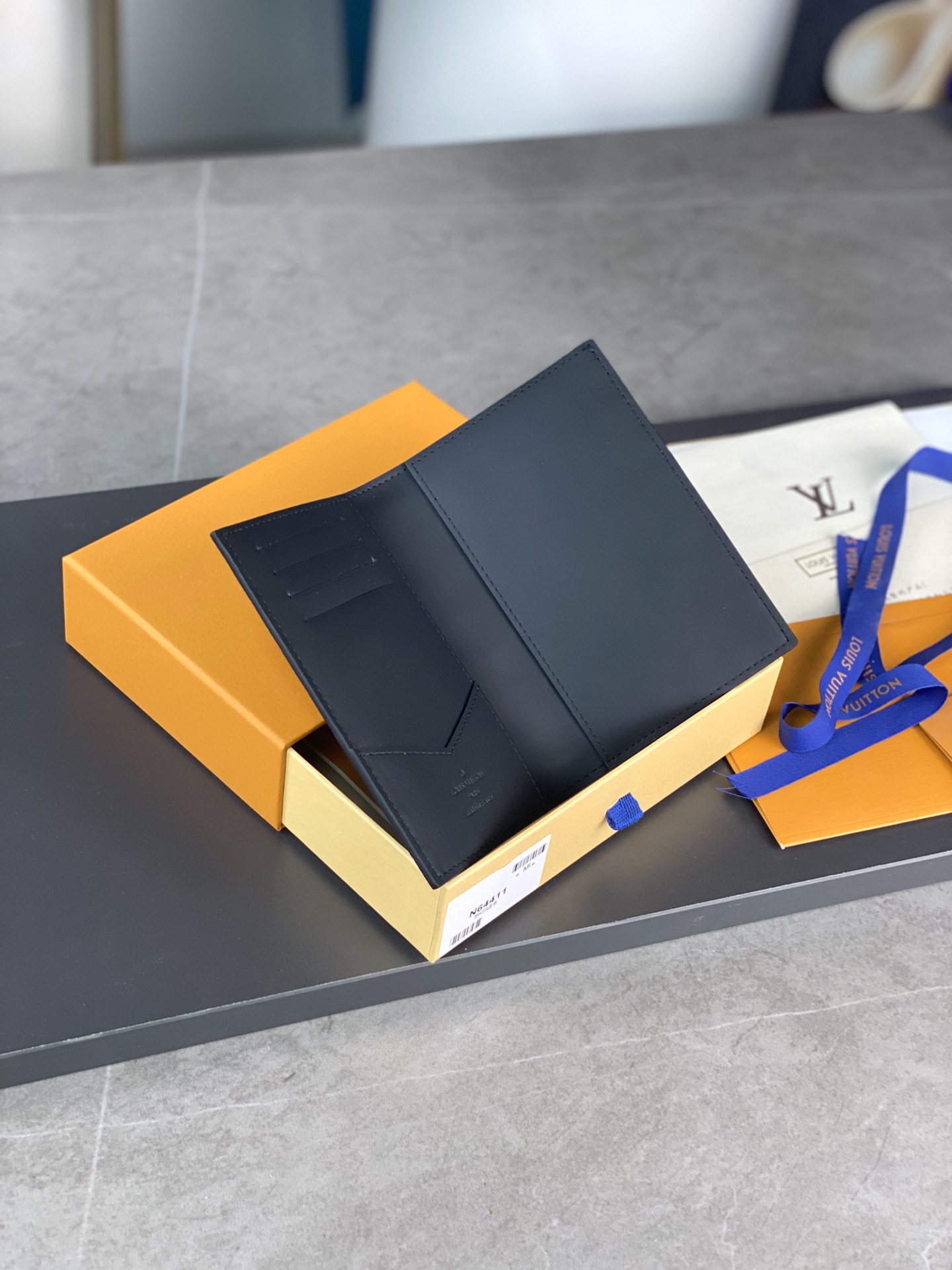 [TOP] Louis Vuitton LV Passport Holder Damier Shadow Leather 14x2.5x10cm - Black