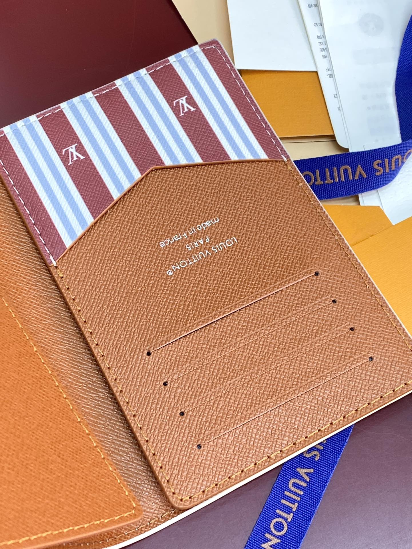 [TOP] Louis Vuitton LV Passport Holder in Monogram Heritage Coated Canvas / Calfskin 14x2.5x10cm - White