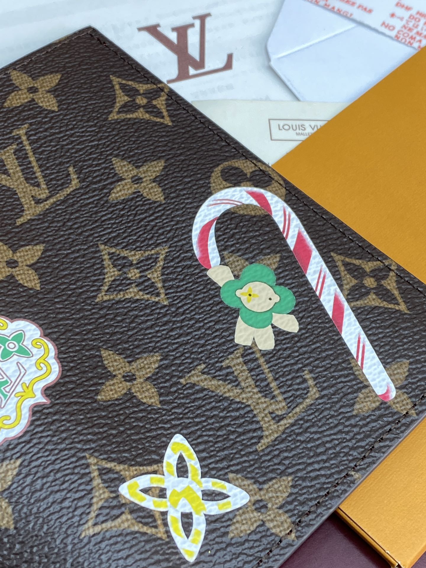 [TOP] Louis Vuitton LV Candy Factory Series Passport Holder with Vivienne Pattern Calfskin 14x2.5x10cm - Brown/Red