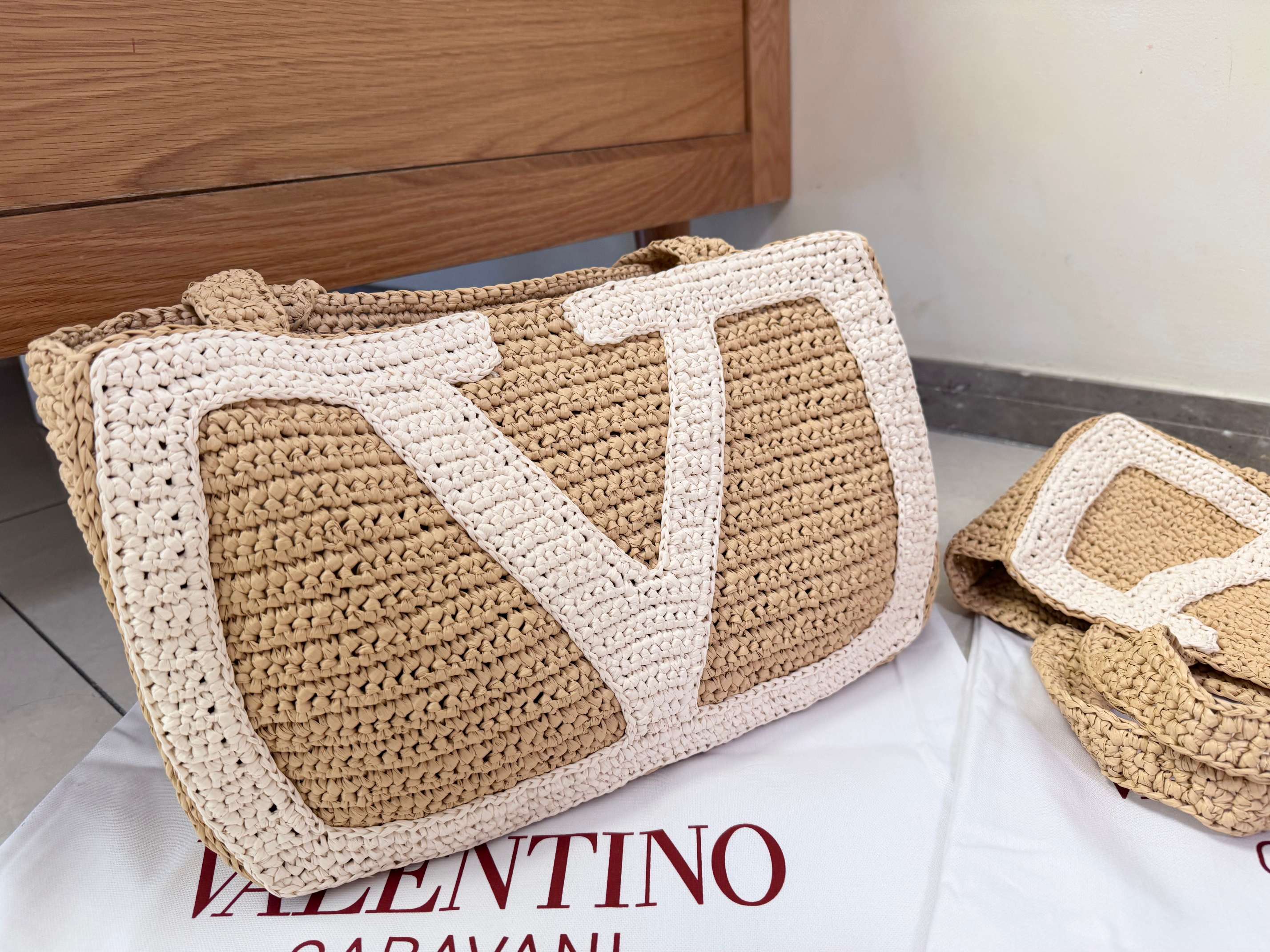 [TOP] VALENTINO Viva Superstar Crochet Raffia Tote Bag 34*24*9 cm/26*18*7 cm - Khaki