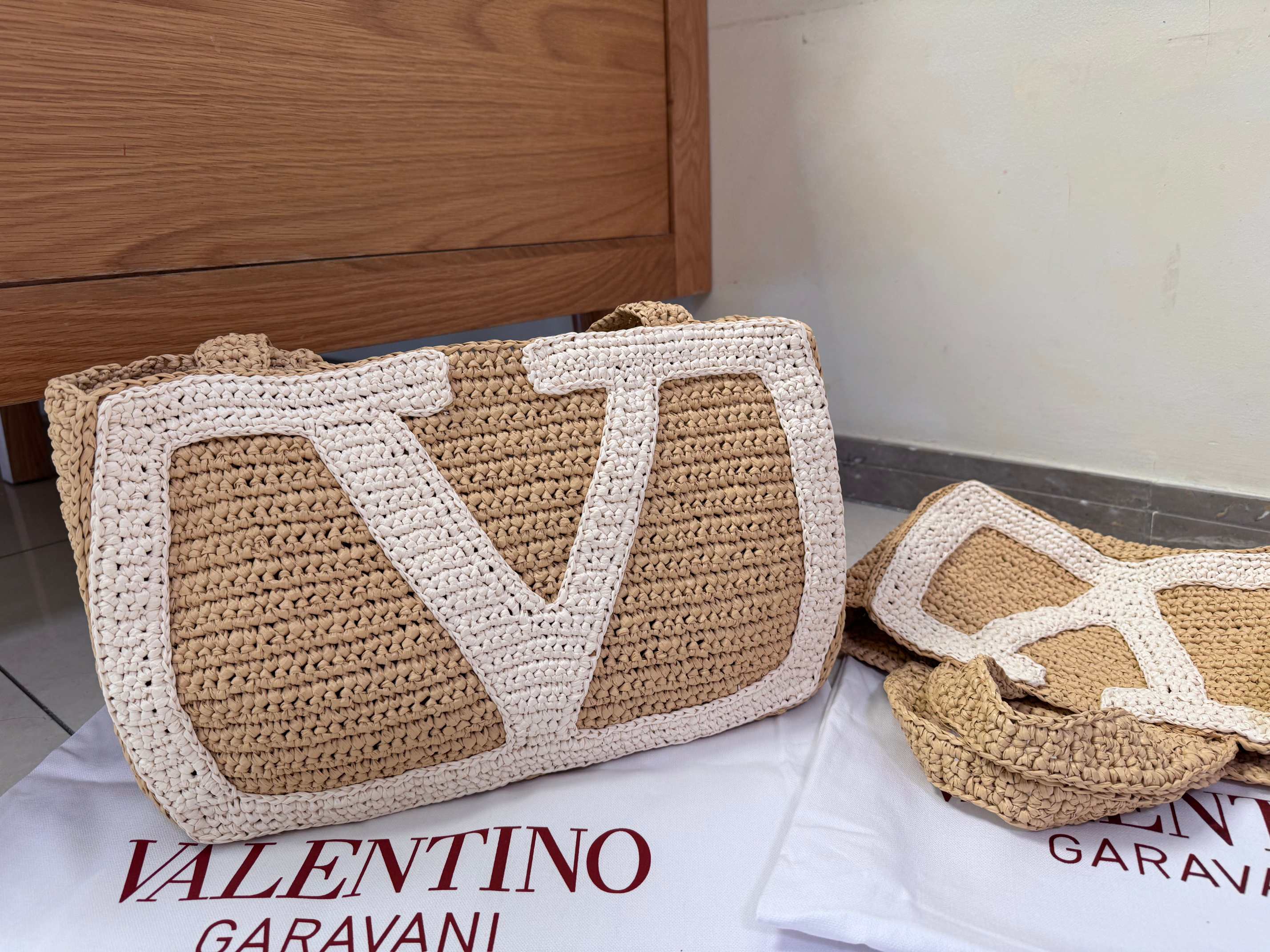 [TOP] VALENTINO Viva Superstar Crochet Raffia Tote Bag 34*24*9 cm/26*18*7 cm - Khaki