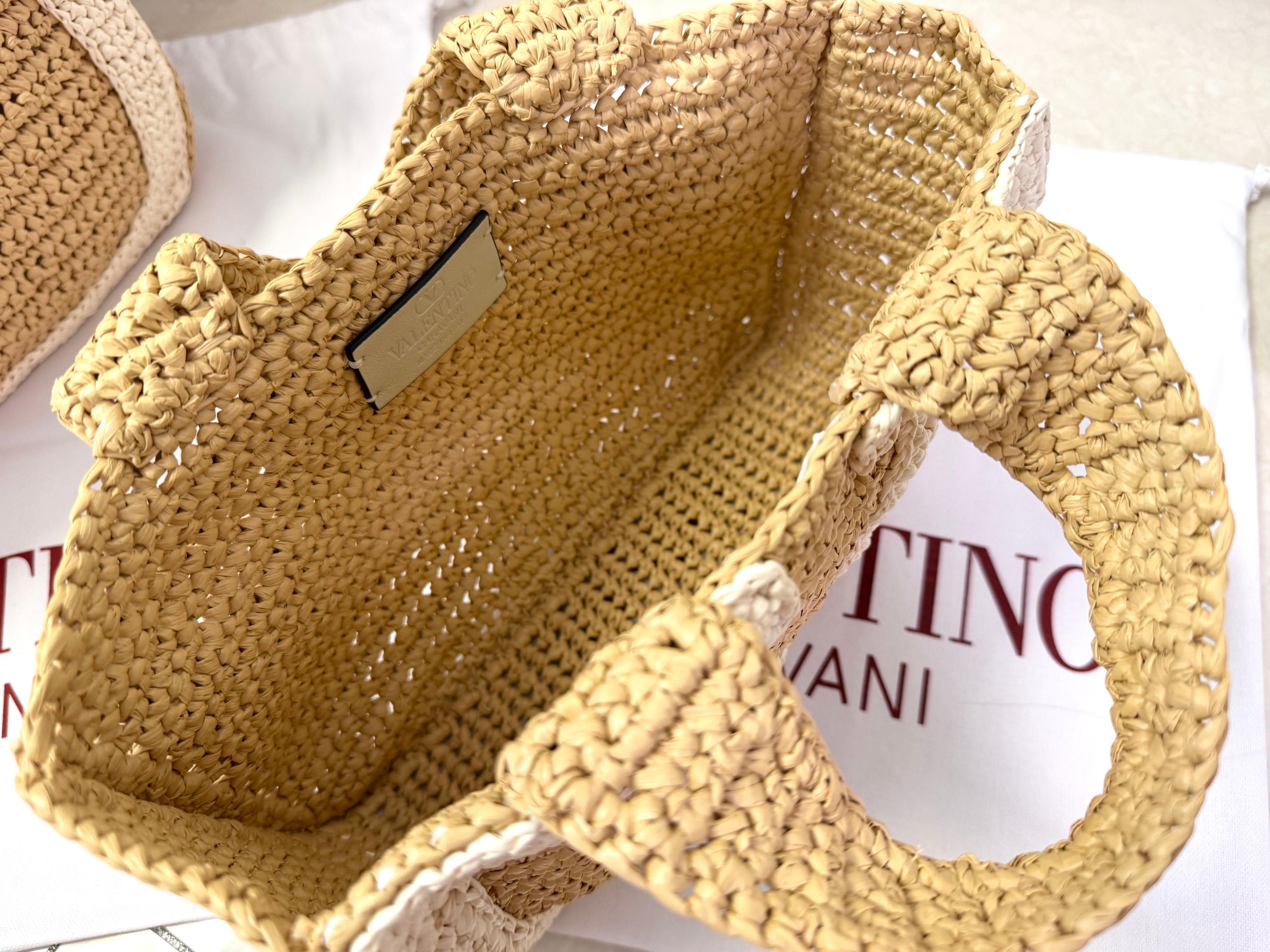[TOP] VALENTINO Viva Superstar Crochet Raffia Tote Bag 34*24*9 cm/26*18*7 cm - Khaki