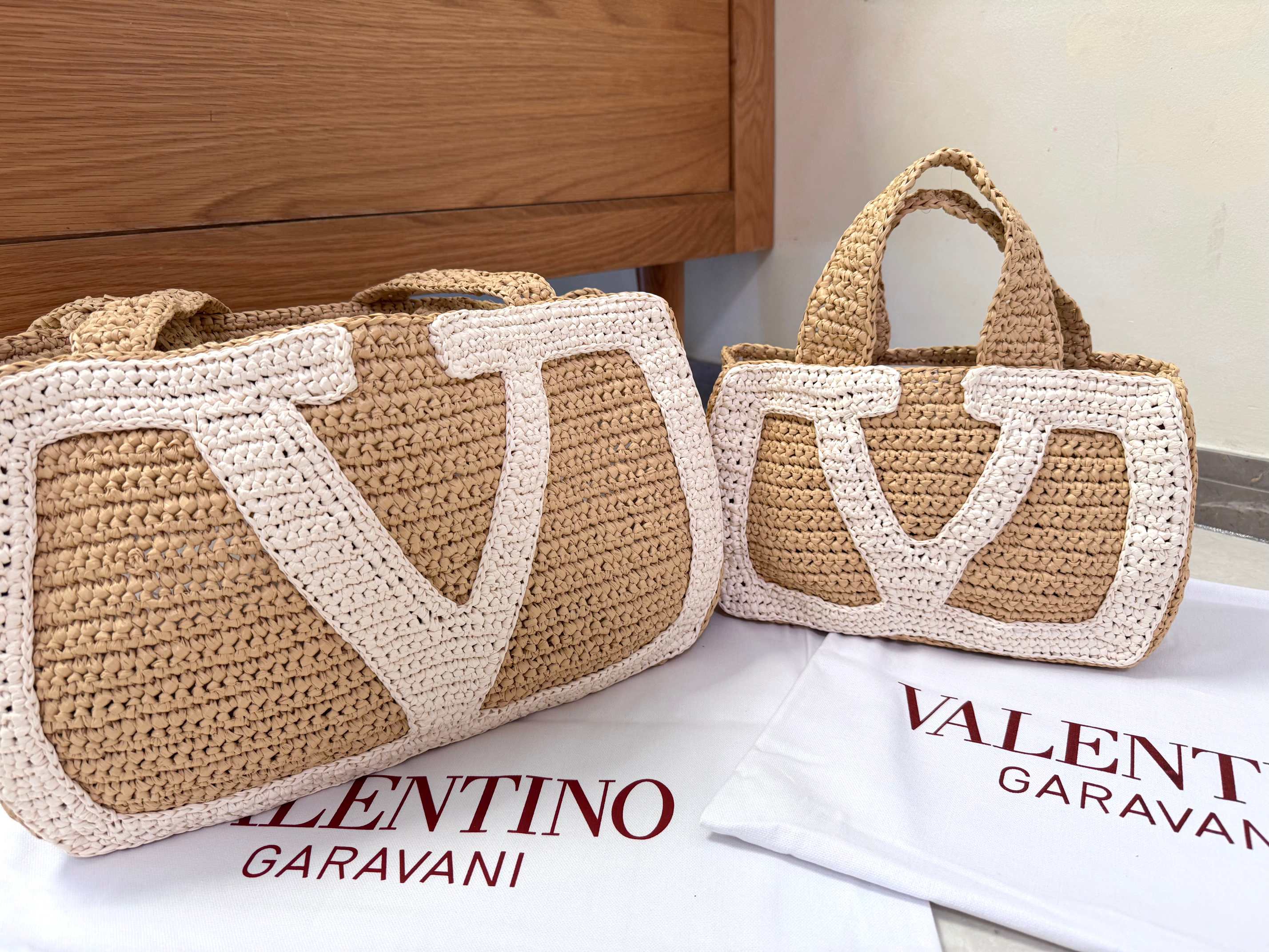[TOP] VALENTINO Viva Superstar Crochet Raffia Tote Bag 34*24*9 cm/26*18*7 cm - Khaki