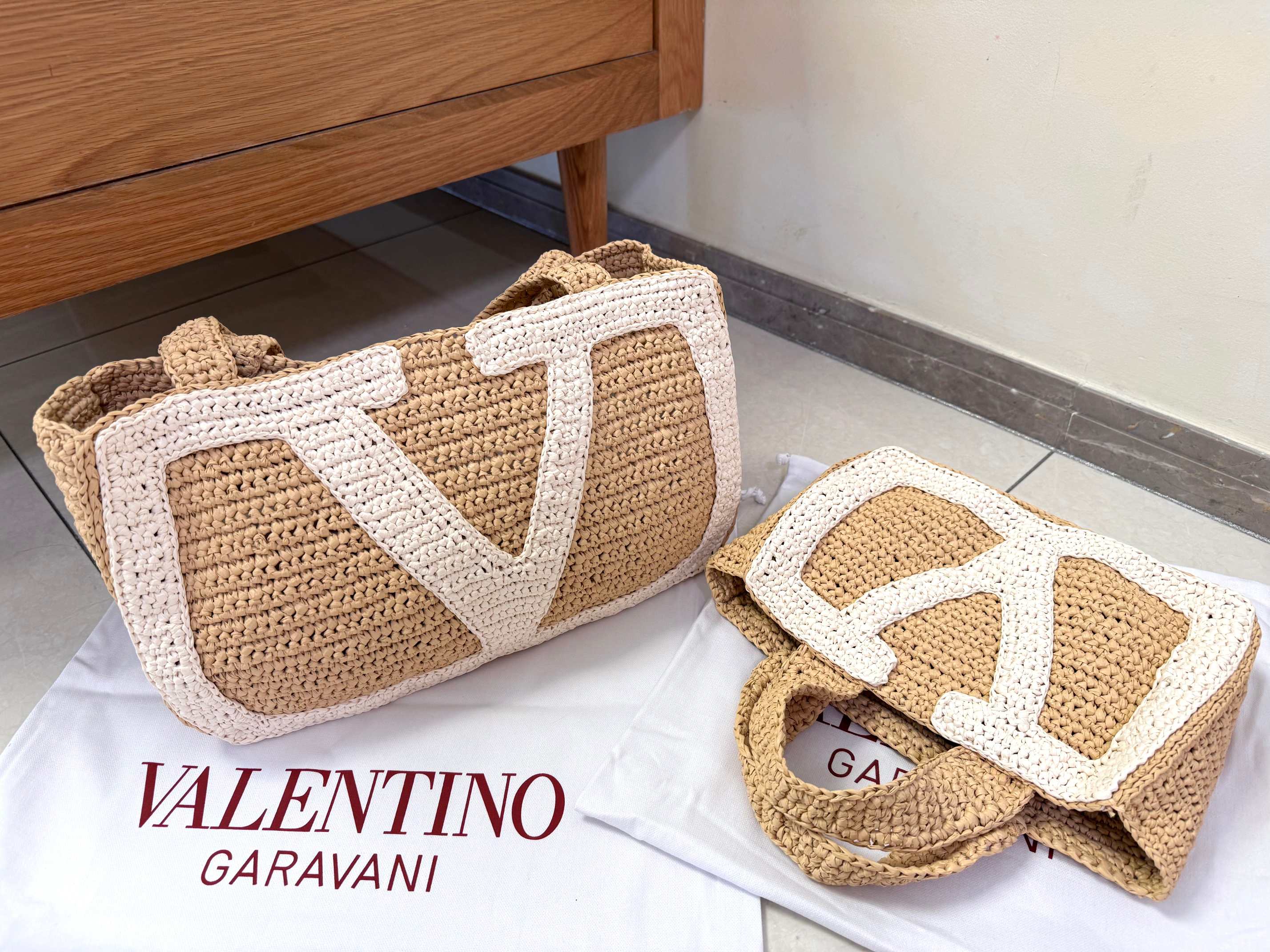 [TOP] VALENTINO Viva Superstar Crochet Raffia Tote Bag 34*24*9 cm/26*18*7 cm - Khaki