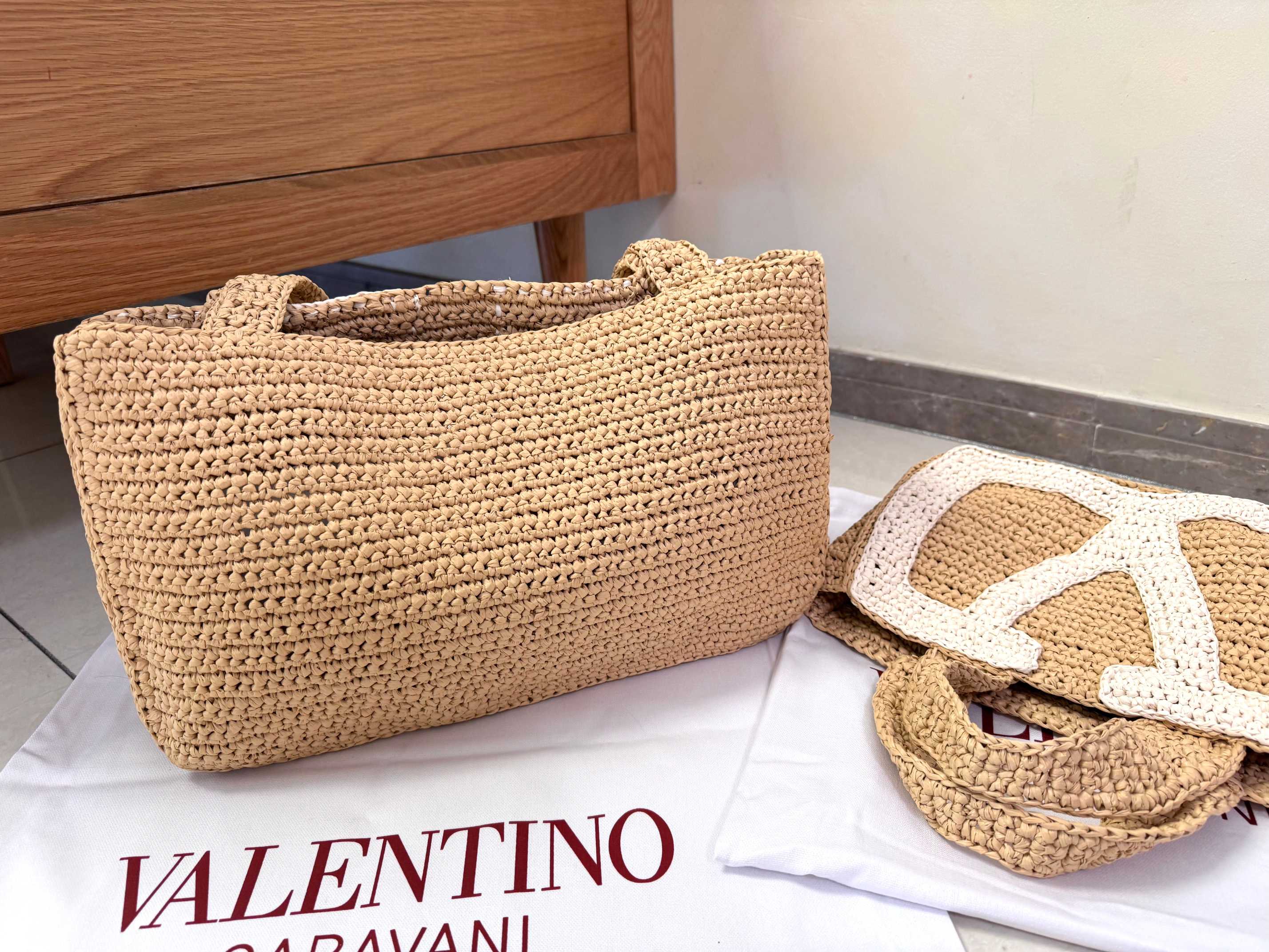 [TOP] VALENTINO Viva Superstar Crochet Raffia Tote Bag 34*24*9 cm/26*18*7 cm - Khaki