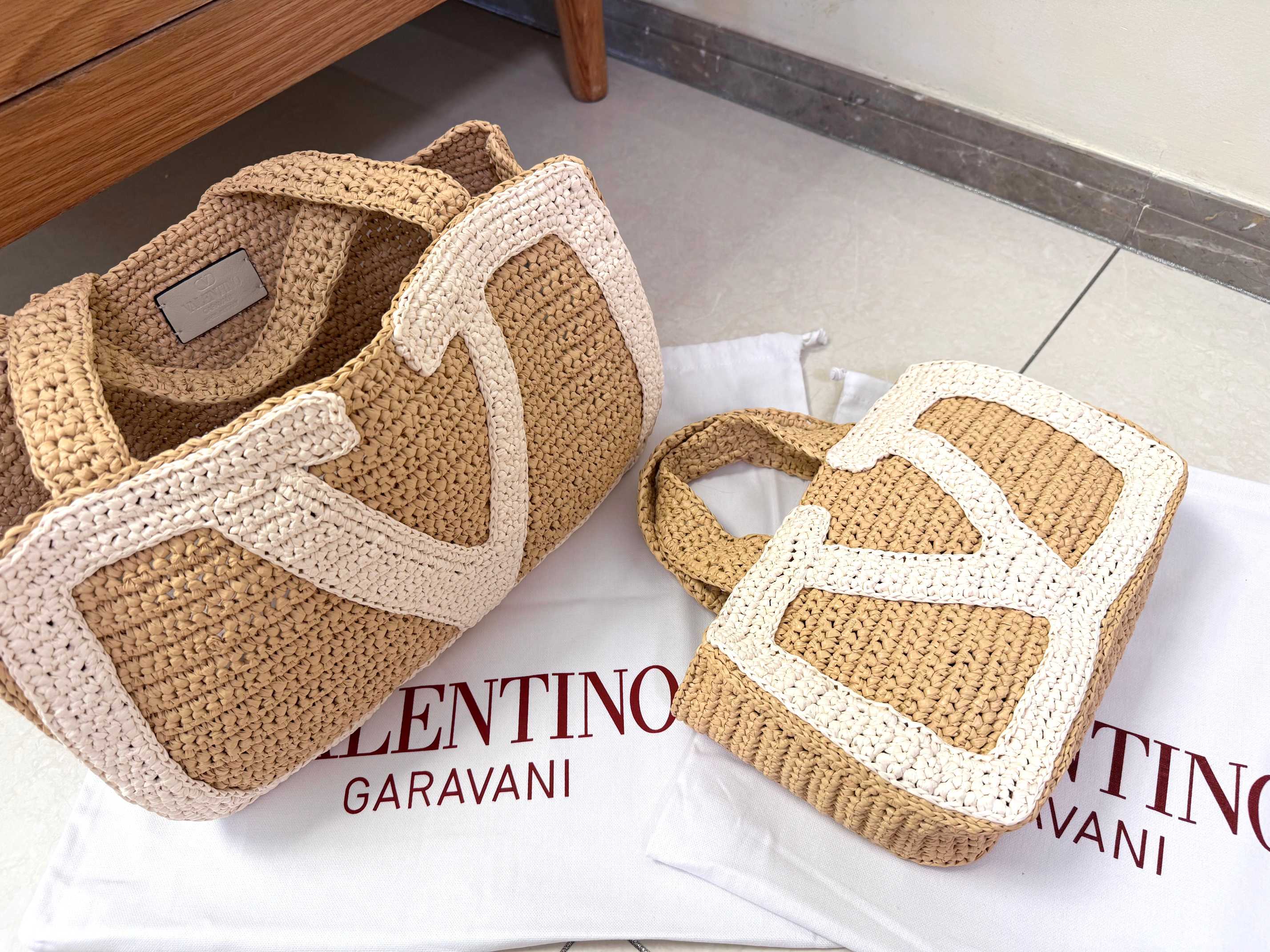 [TOP] VALENTINO Viva Superstar Crochet Raffia Tote Bag 34*24*9 cm/26*18*7 cm - Khaki
