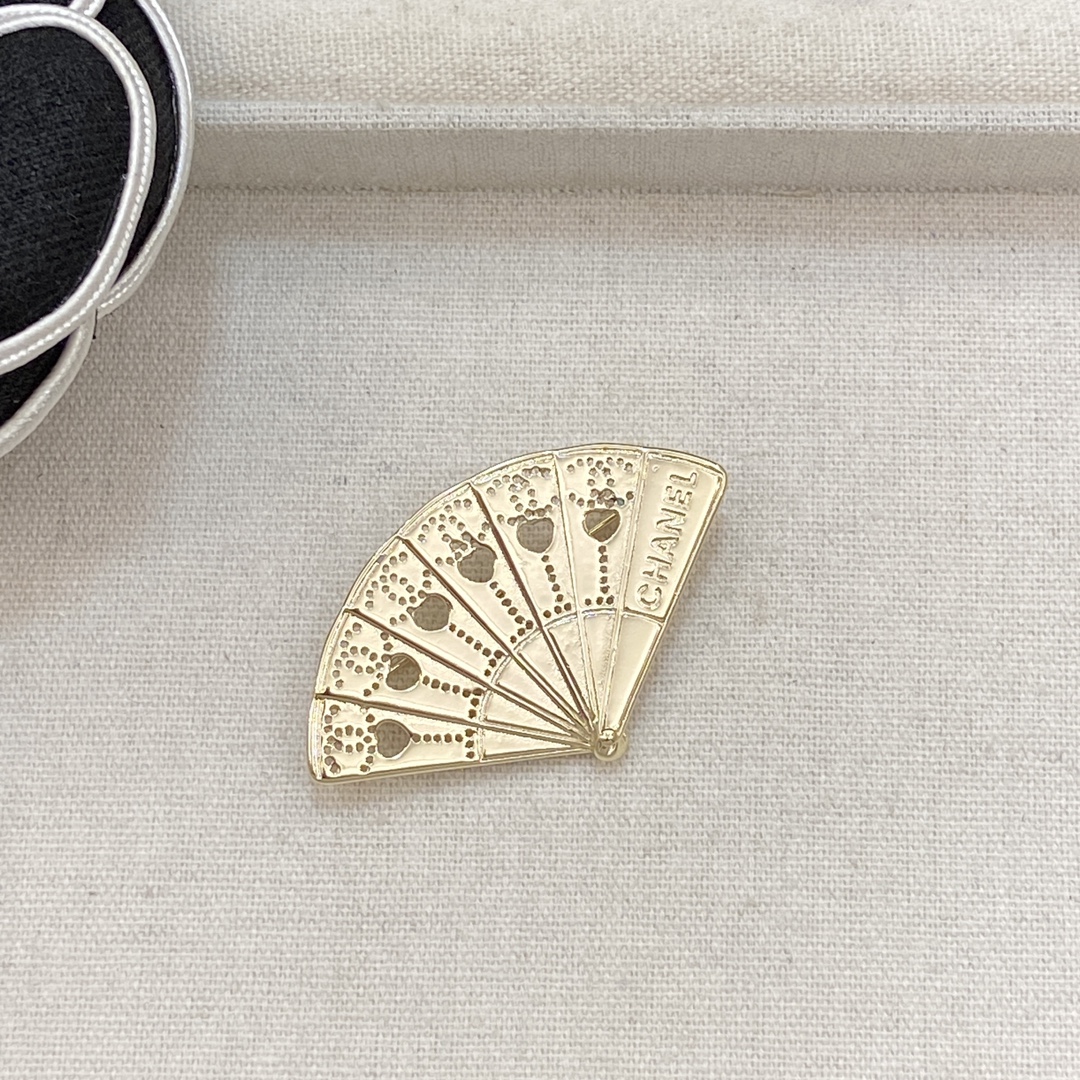 [TOP] CHANEL Folding Fan Brooch - Gold