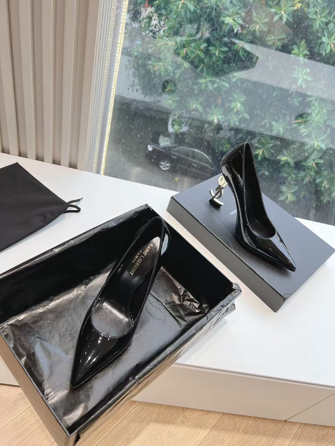 [TOP] Yves Saint Laurent YSL Leather High Heels - Black