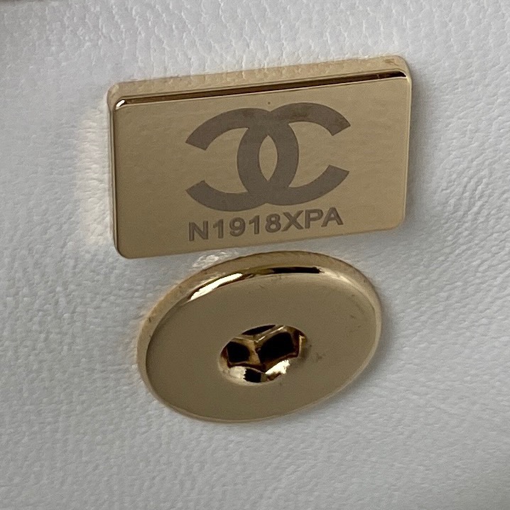 [TOP] CHANEL CoCo Handle Bag Carviar Medium 23cm - White & GHW